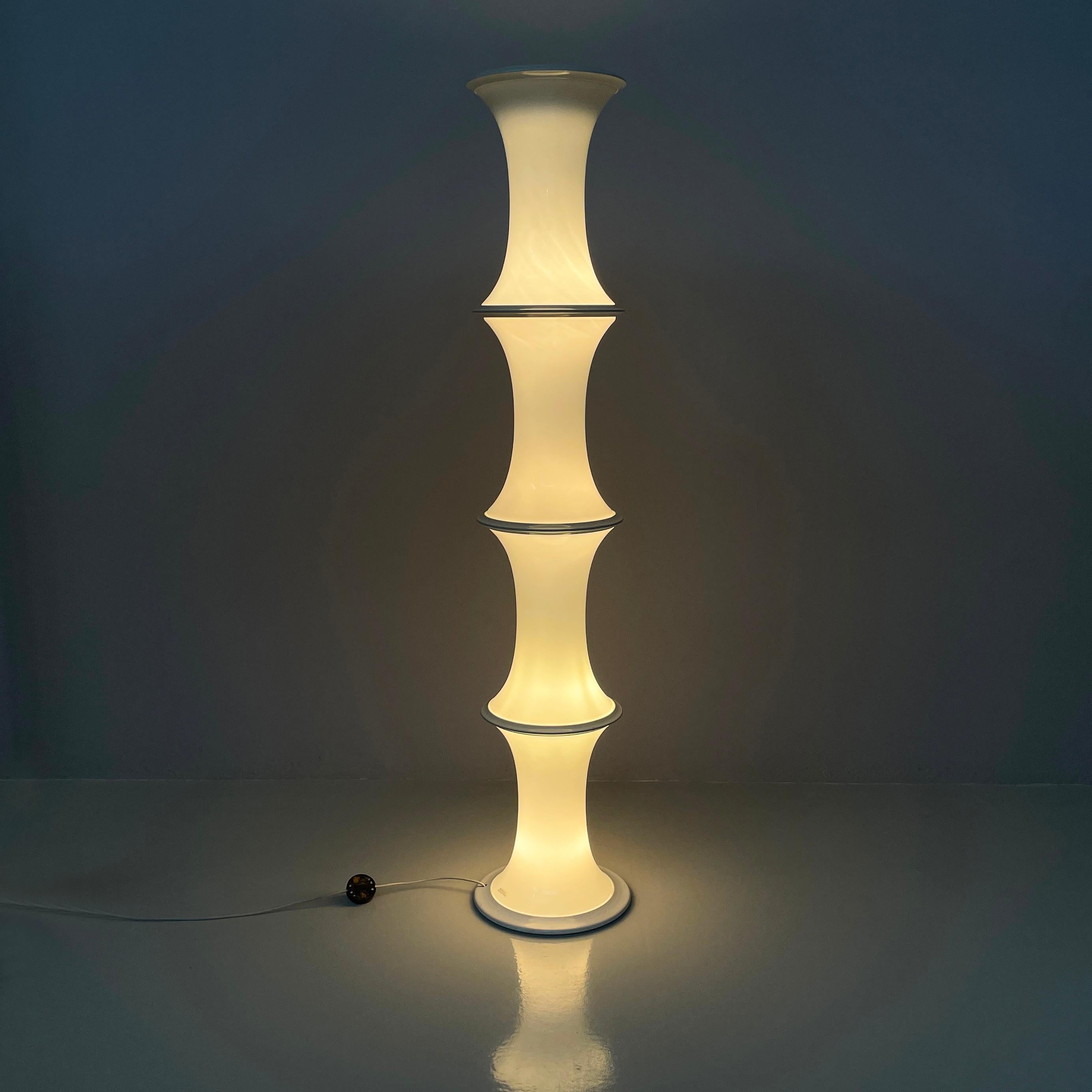 Lámpara de pie italiana moderna de vidrio opalino y metal blanco Bambú de Enrico Tronconi, años 80
Lámpara de pie icónica y vintage mod. Bambú con base redonda. El difusor está formado por una serie de 4 piezas de cristal opalino, ligeramente más