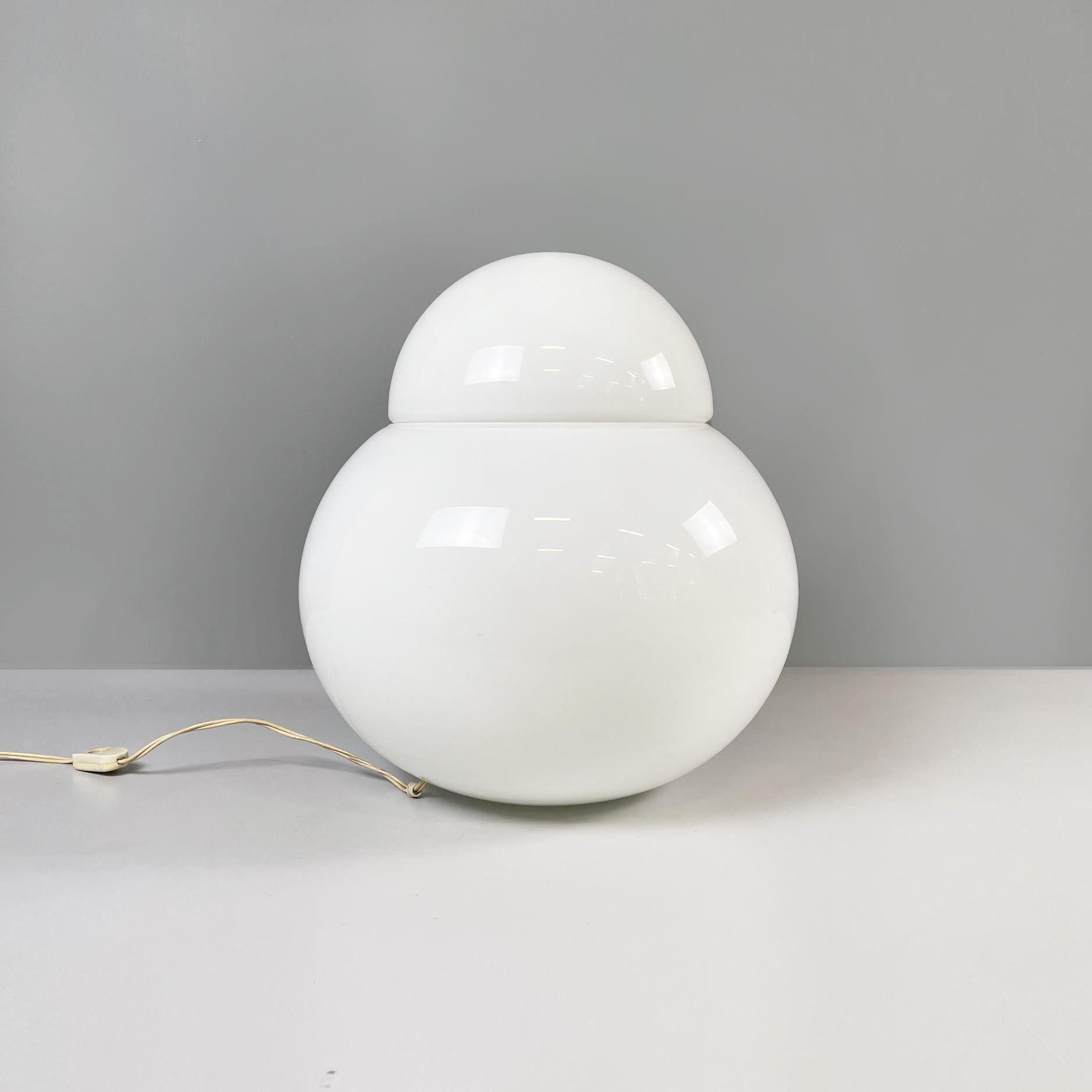 Moderno Lampada da tavolo moderna italiana in vetro opalino Daruma di Asti per Fontana Arte, anni '70 in vendita