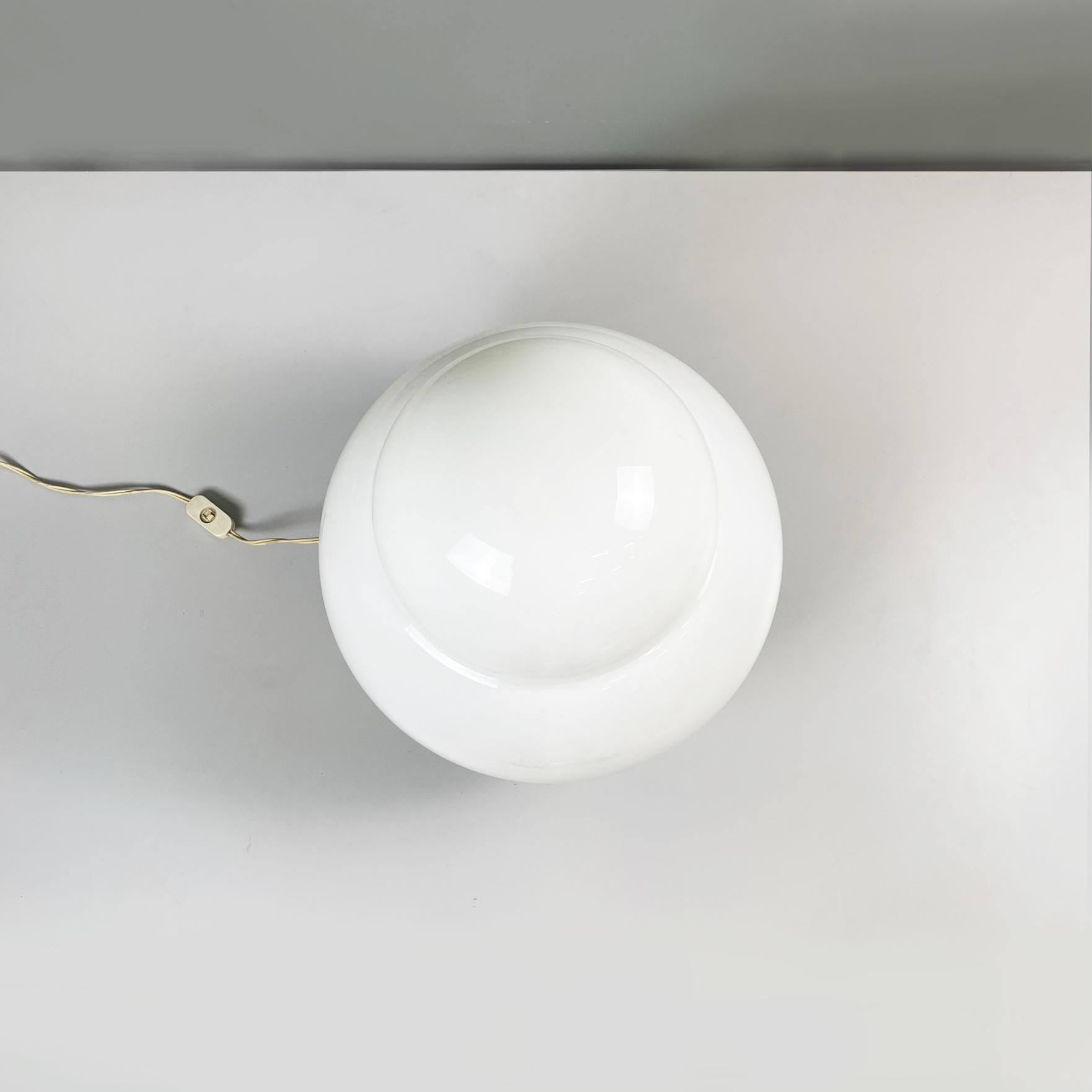 Italiano Lampada da tavolo moderna italiana in vetro opalino Daruma di Asti per Fontana Arte, anni '70 in vendita