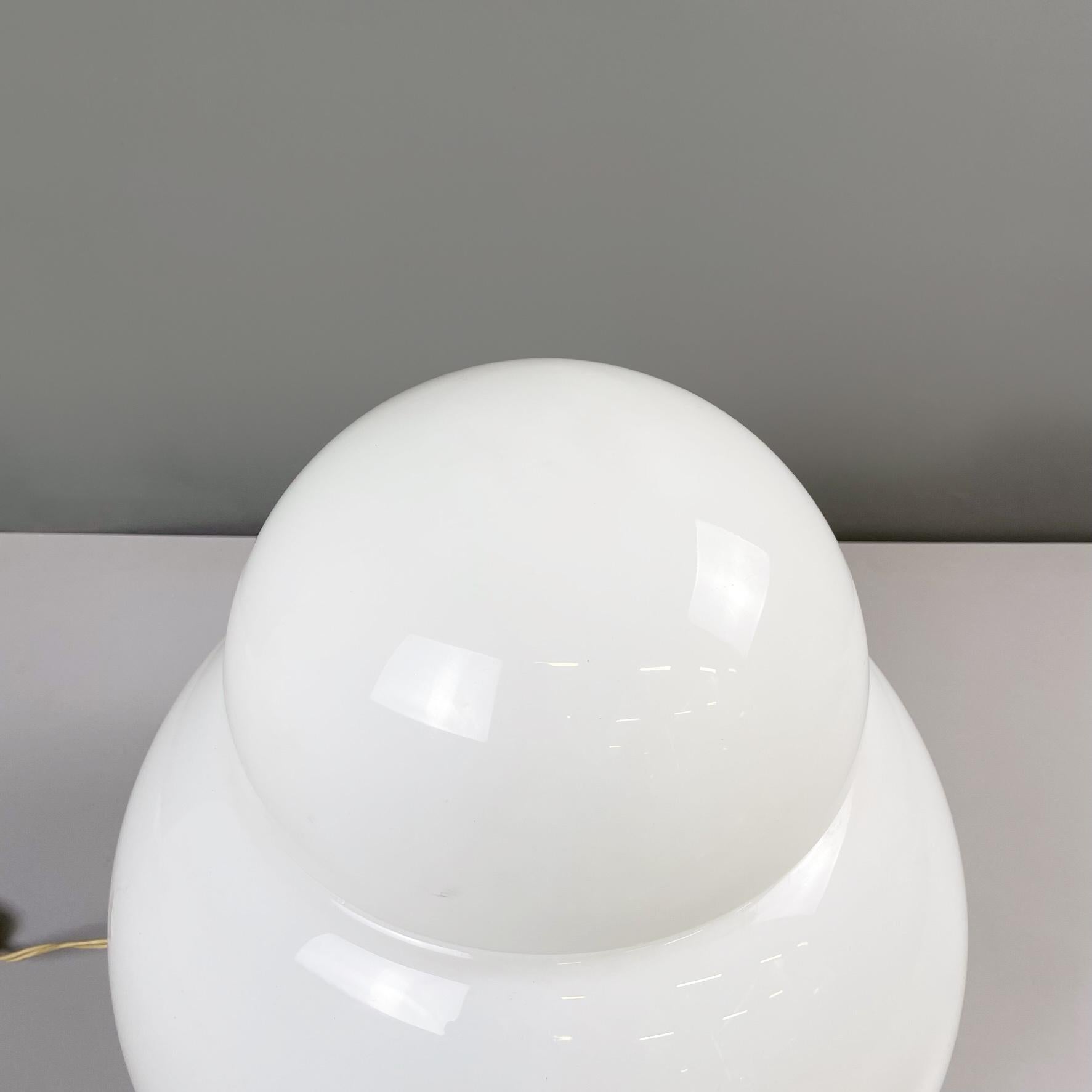 Lampada da tavolo moderna italiana in vetro opalino Daruma di Asti per Fontana Arte, anni '70 In condizioni buone in vendita a MIlano, IT