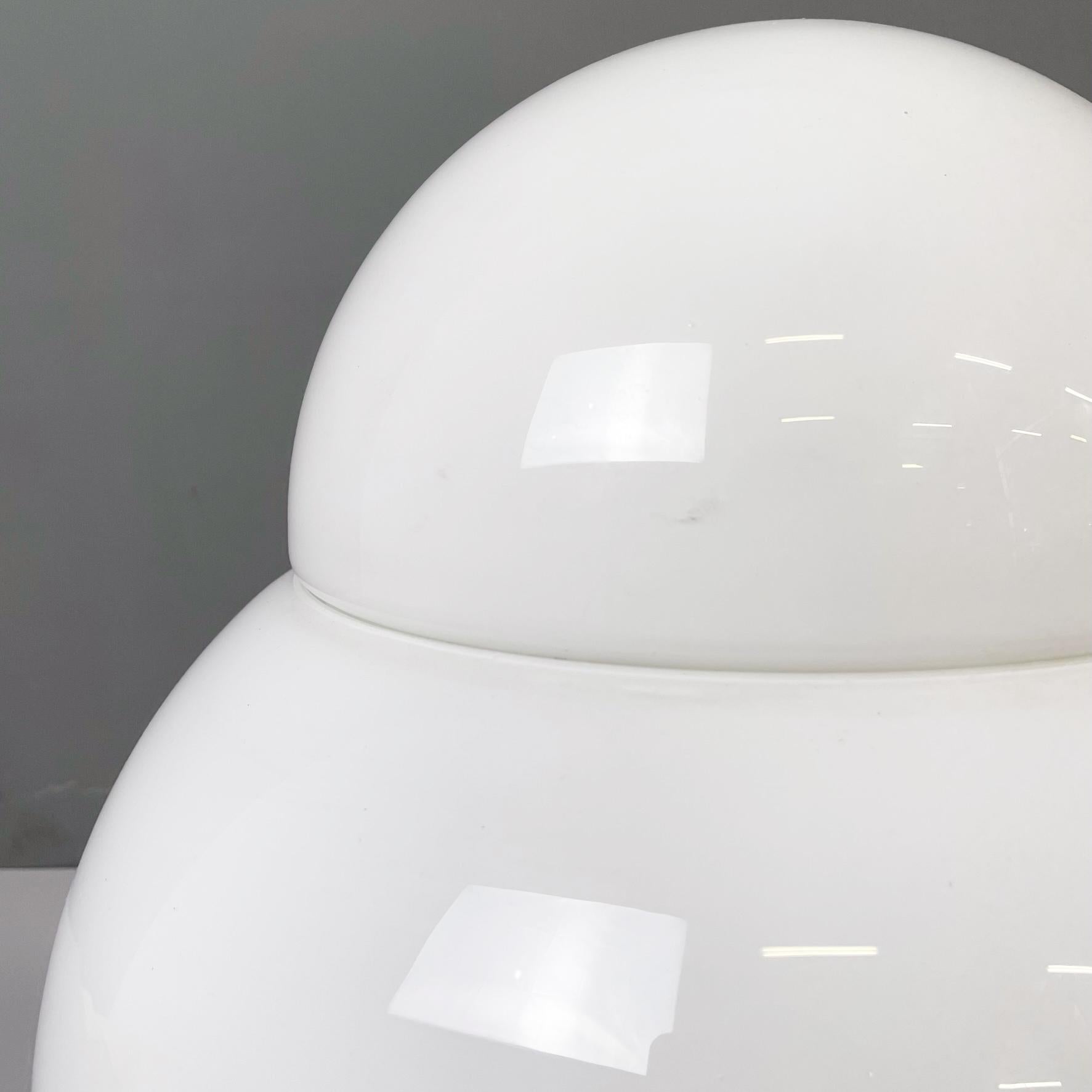 Fine XX secolo Lampada da tavolo moderna italiana in vetro opalino Daruma di Asti per Fontana Arte, anni '70 in vendita