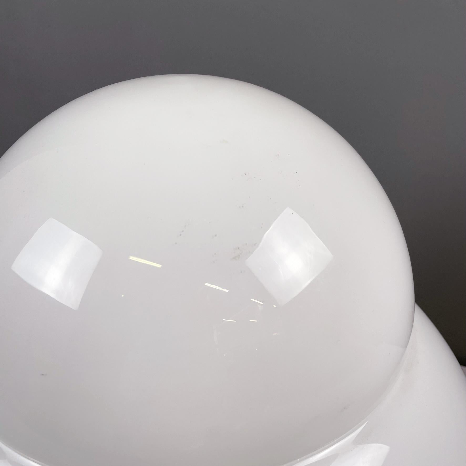 Vetro Lampada da tavolo moderna italiana in vetro opalino Daruma di Asti per Fontana Arte, anni '70 in vendita