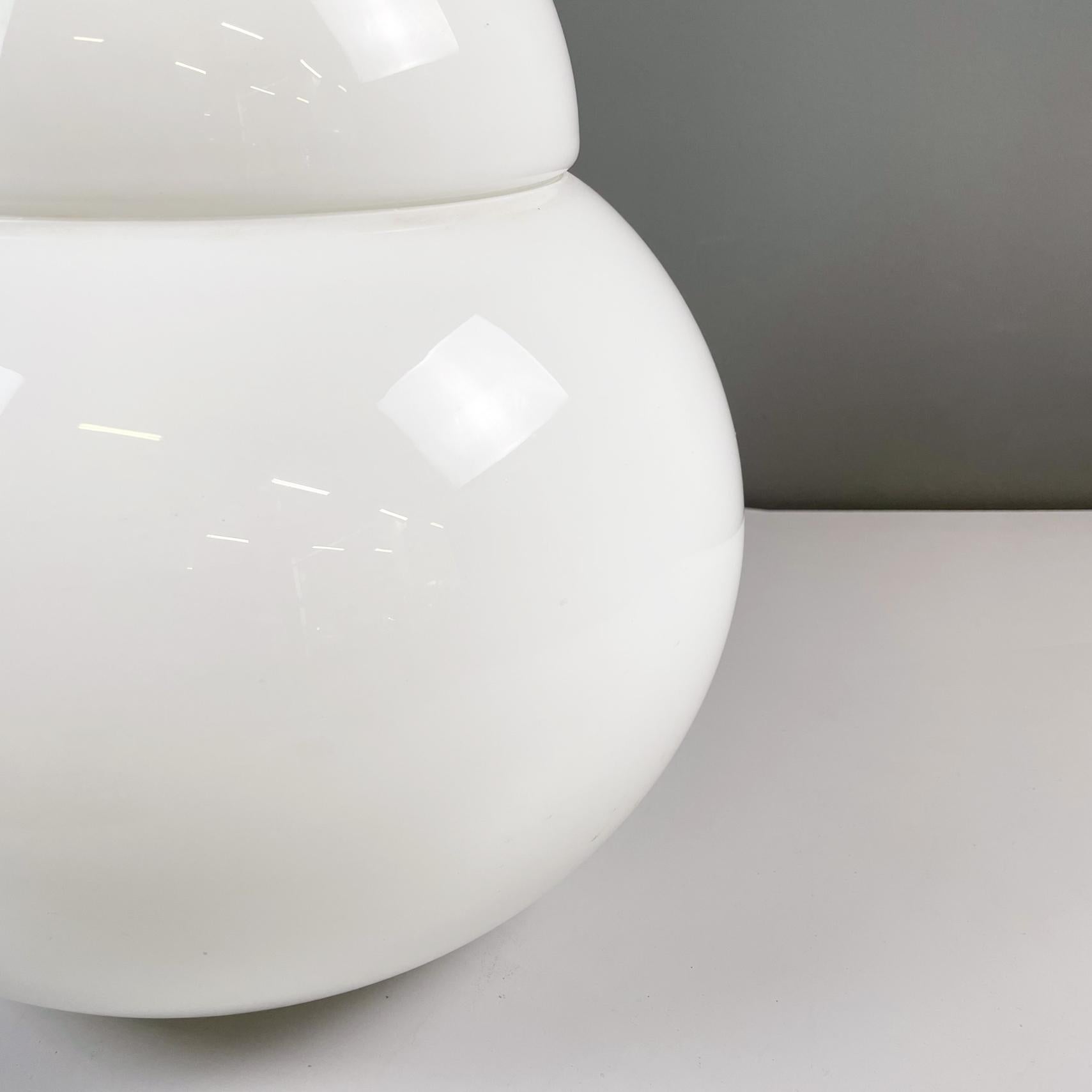 Lampada da tavolo moderna italiana in vetro opalino Daruma di Asti per Fontana Arte, anni '70 in vendita 2