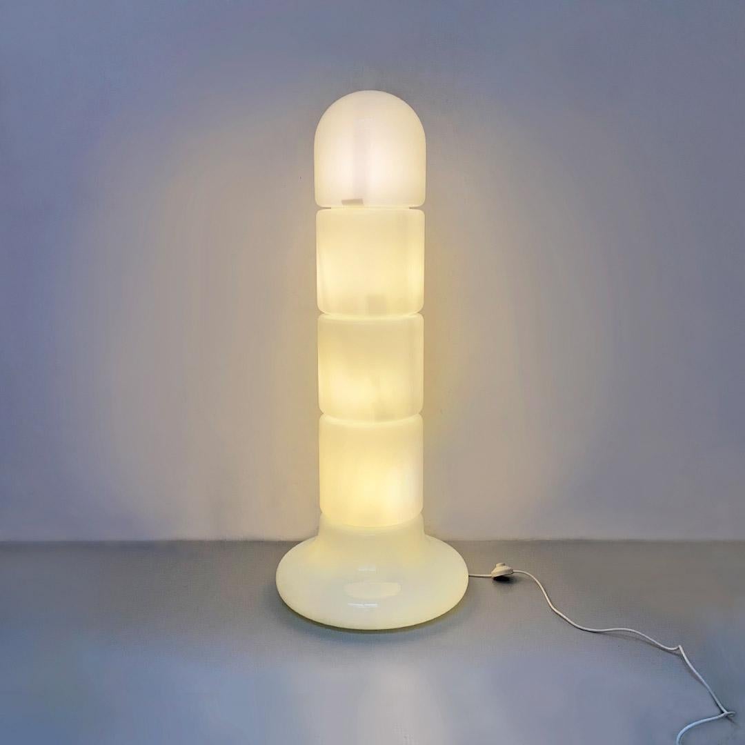 Italian modern opaline glass modular Zea floor lamp by by Salocchi for Lumenform, 1970s
Opal glass Zea model floor lamp with a sculptural shape, with a structure made up of five overlapping and interlocking pieces, a round base.
Project by