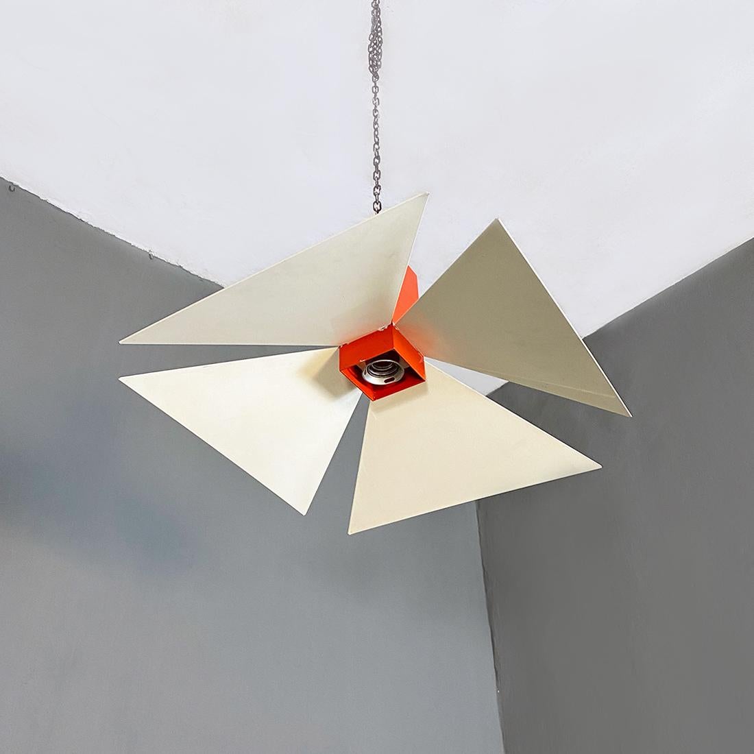 Lustre italien post-moderne en métal orange et blanc, années 1980
Lustre avec partie centrale en métal rouge contenant la douille et le diffuseur en métal blanc, formé de quatre segments.
1980 environ.
Bon état général, quelques taches de couleur