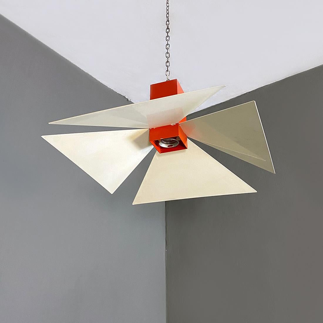 Lustre moderne italien en métal orange et blanc, années 1980 Bon état - En vente à MIlano, IT