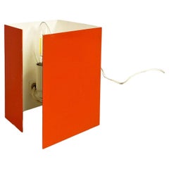 Italian modern orange and white sheet metal table lamp, 1970s Italian modern orange and white sheet metal table lamp, 1970s