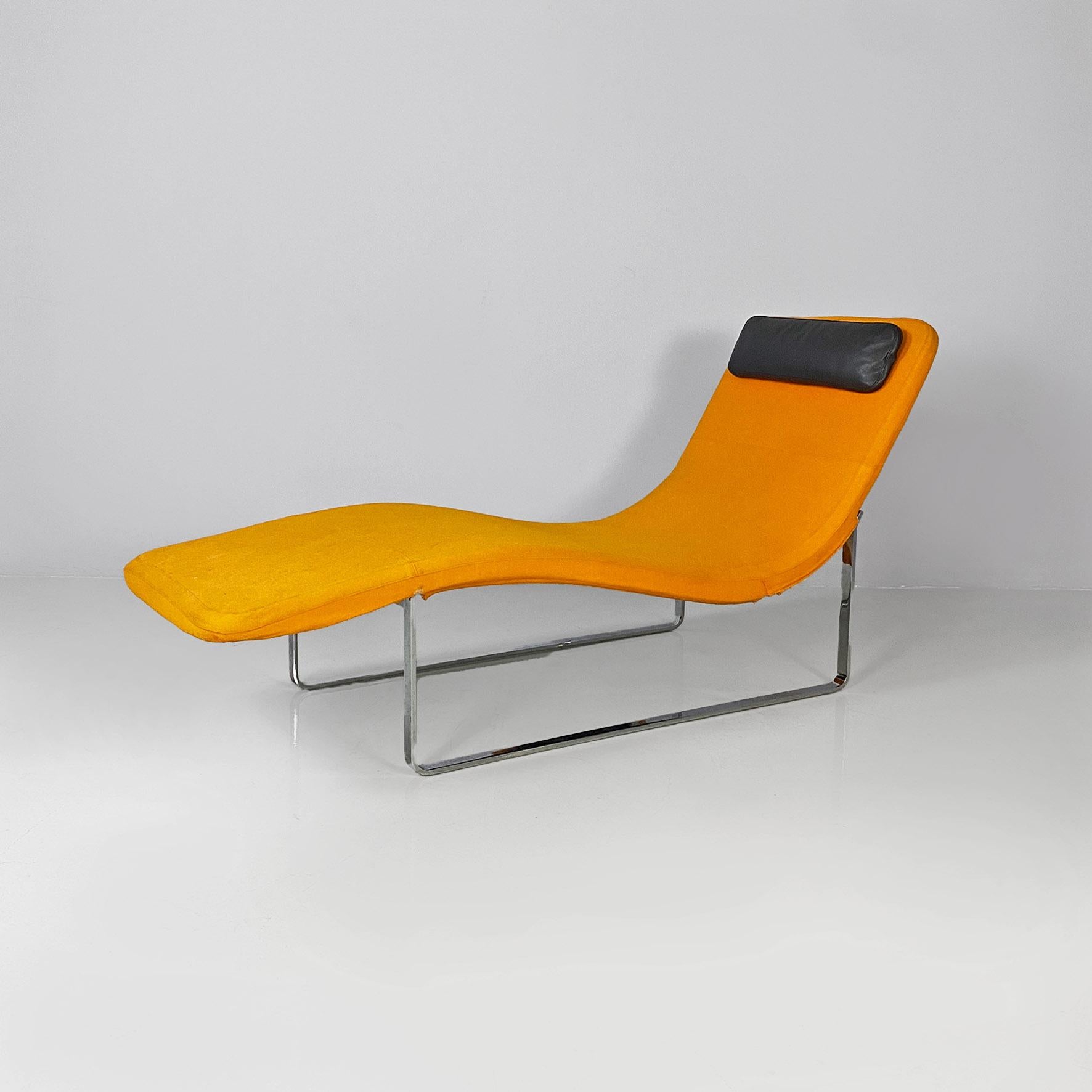 Chaise lounge moderna italiana Landscape arancione, Jeffrey Bernett, B&B Italia, 1999.
Poltrona chaise longue modello Landscape, con struttura in acciaio cromato e rivestimento in tessuto arancione brillante, cucito a segmenti e completamente