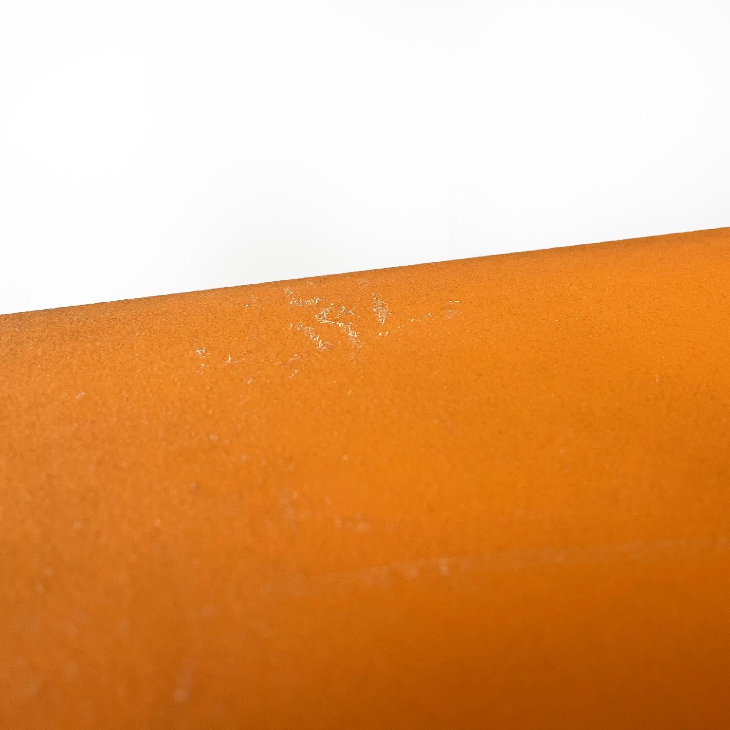 Italienischer moderner orangefarbener Kunststoff-Couchtisch mit klarer Plexiglasplatte, 2000er Jahre im Angebot 4