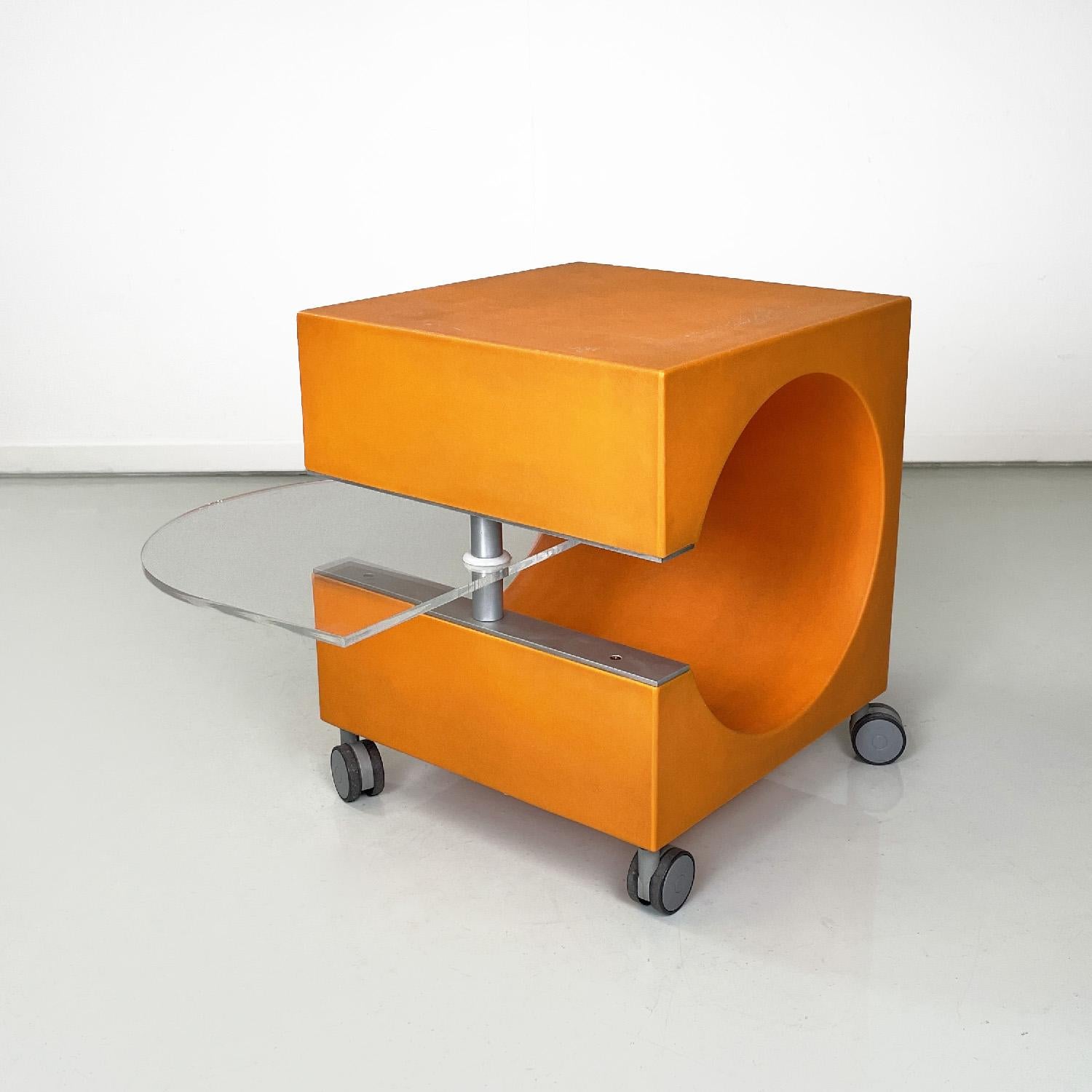 Italienischer moderner orangefarbener Kunststoff-Couchtisch mit klarer Plexiglasplatte, 2000er Jahre (Italian) im Angebot