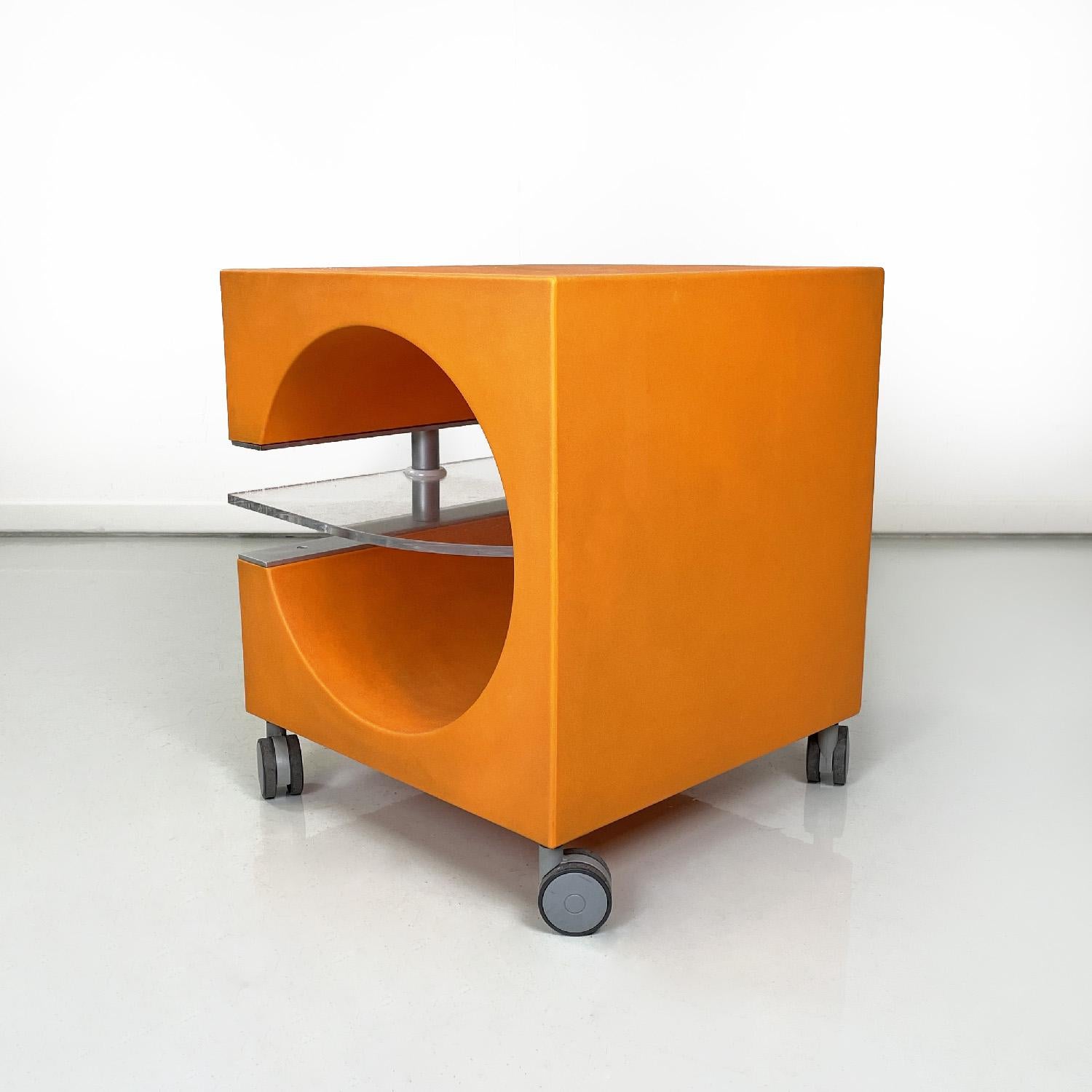 Italienischer moderner orangefarbener Kunststoff-Couchtisch mit klarer Plexiglasplatte, 2000er Jahre (Metall) im Angebot