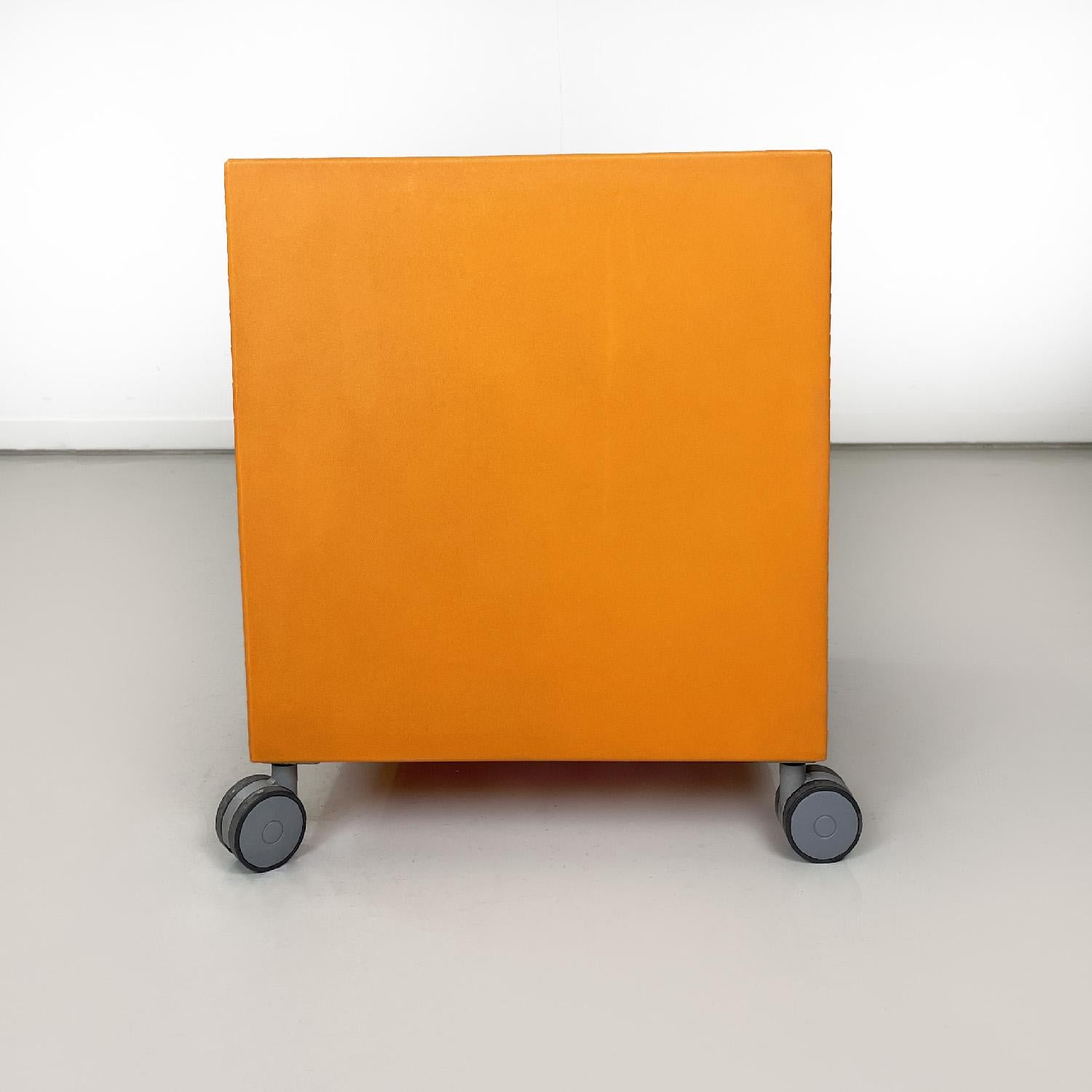 Contemporain Table basse moderne italienne en plastique orange avec plateau en plexiglas transparent, années 2000 en vente