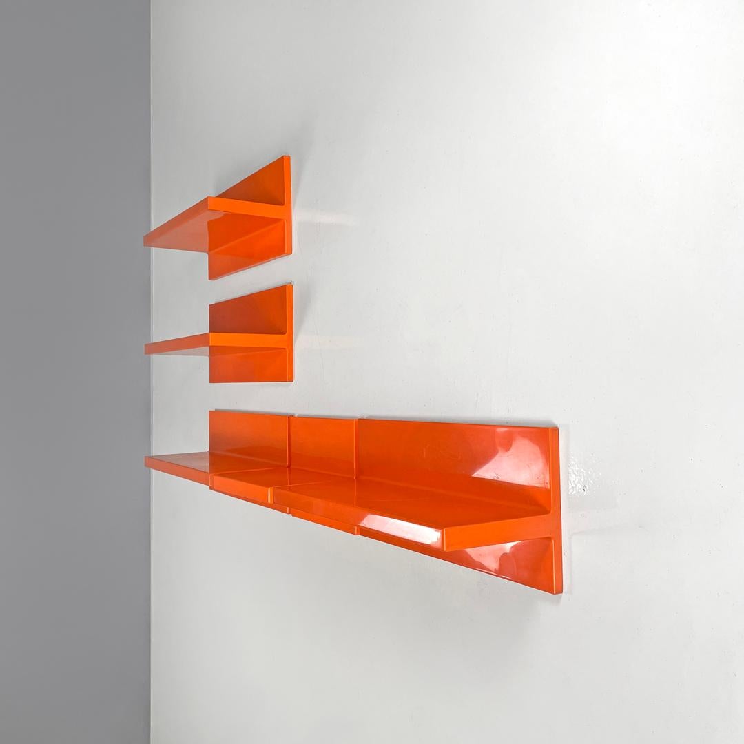 Italian modern orange plastic shelves by Marcello Siard for Kartell, 1970s
Set of six shelves with asymmetric profile in bright orange plastic. There are two types of sizes: one small and four large. It is possible to mount them in both