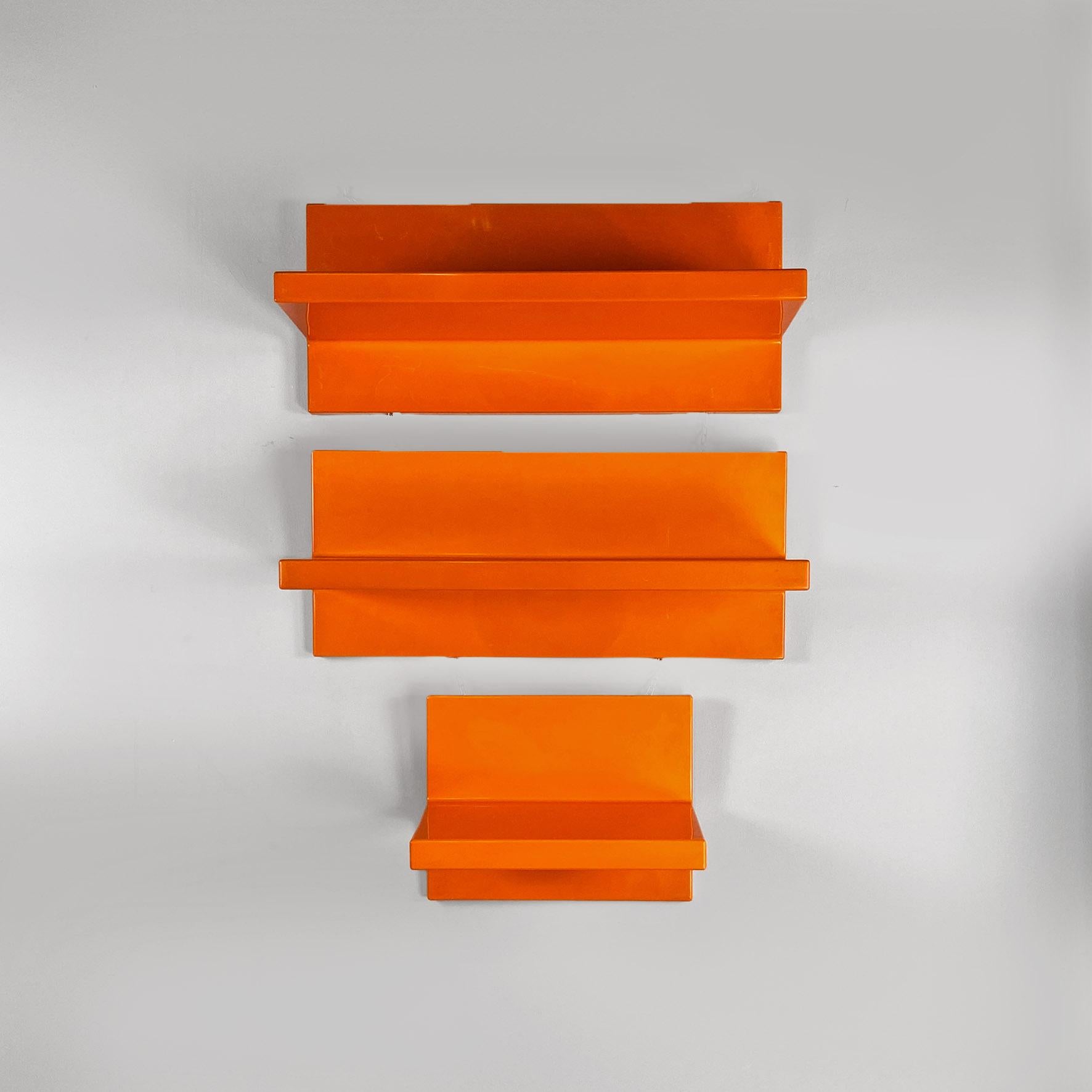 Estantería moderna italiana de plástico naranja de Marcello Siard para Kartell, años 70.
Conjunto de tres estantes de perfil asimétrico de plástico naranja brillante. Hay dos tipos de tamaños: uno pequeño y otro grande, y es posible montarlos en