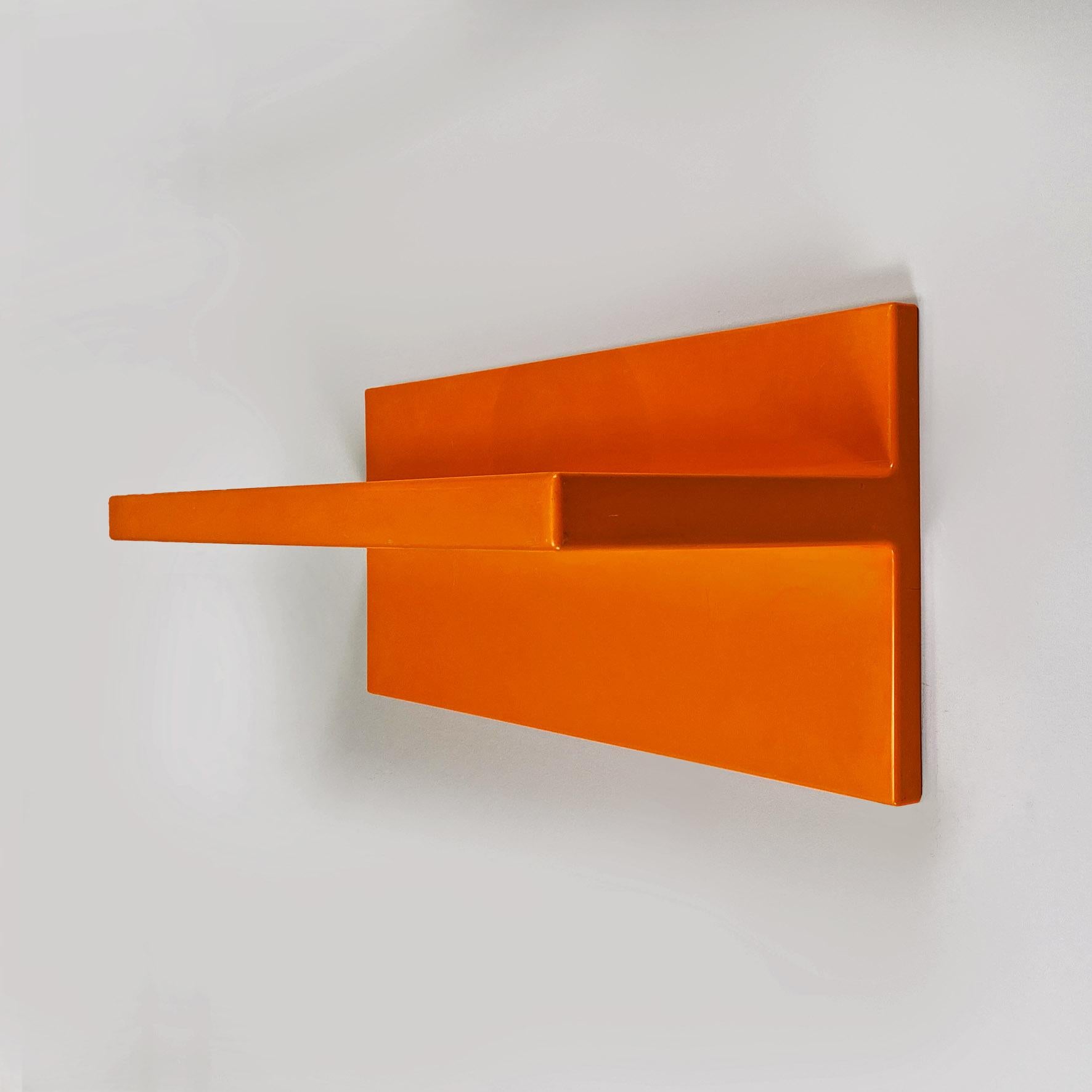 Estantería moderna italiana de plástico naranja de Marcello Siard para Kartell, años 70 en Bastante bueno estado para la venta en MIlano, IT
