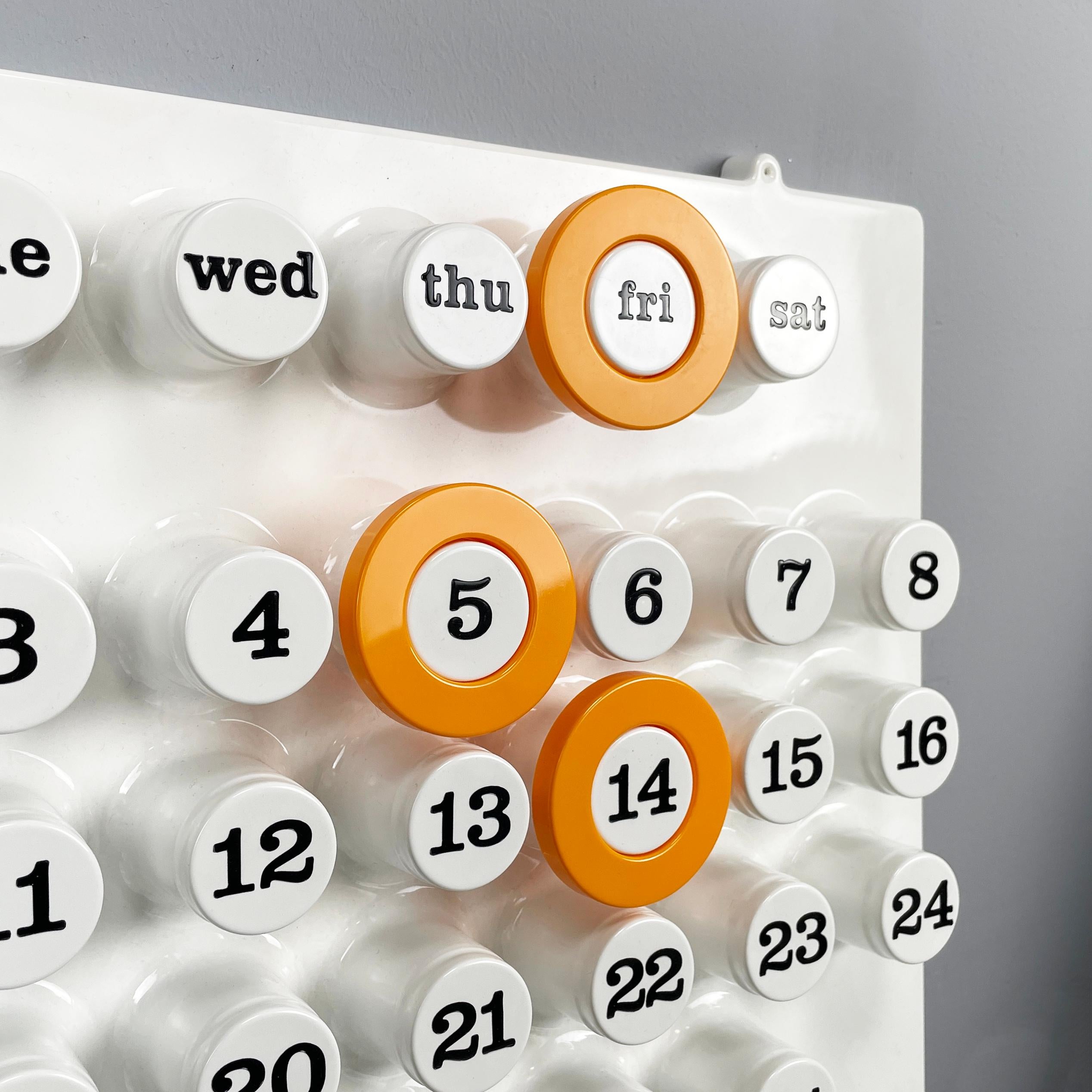 Italian modern orange rings for the perpetual wall calendar by Ring A Date, 2020s
Set of 3 round rings for the perpetual wall calendar by Ring A Date, in light brown plastic. The ring has the function of marking the day, number and month on the