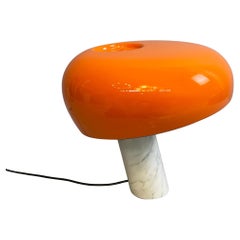 Lámpara de sobremesa moderna italiana de color naranja Snoopy de los hermanos Castiglioni para Flos, 2020