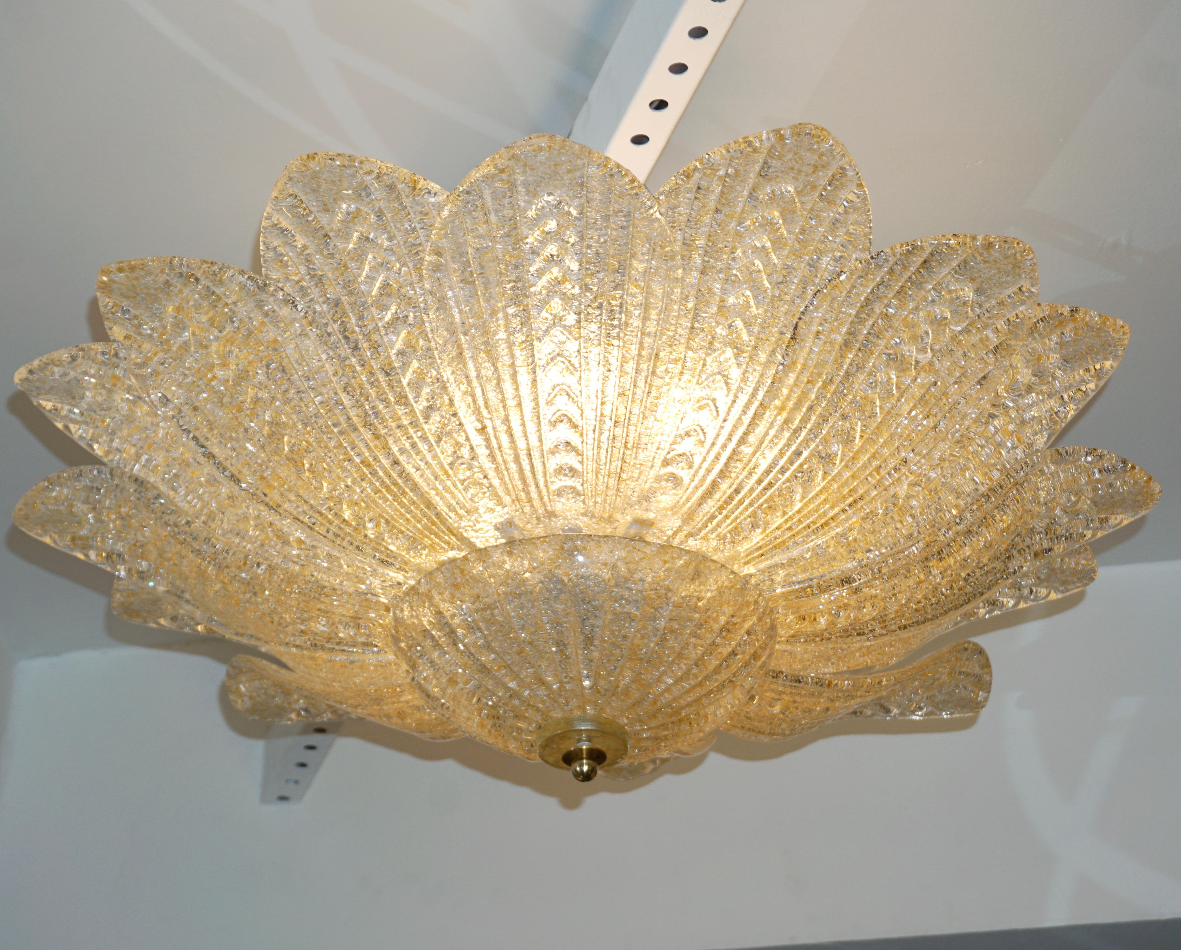 Elegante lampadario veneziano a incasso o a sospensione, interamente realizzato a mano a Murano, in stile Mid-Century Modern con un design organico a corolla di fiori, foglie realistiche realizzate a mano che sporgono da un centrotavola a coste,
