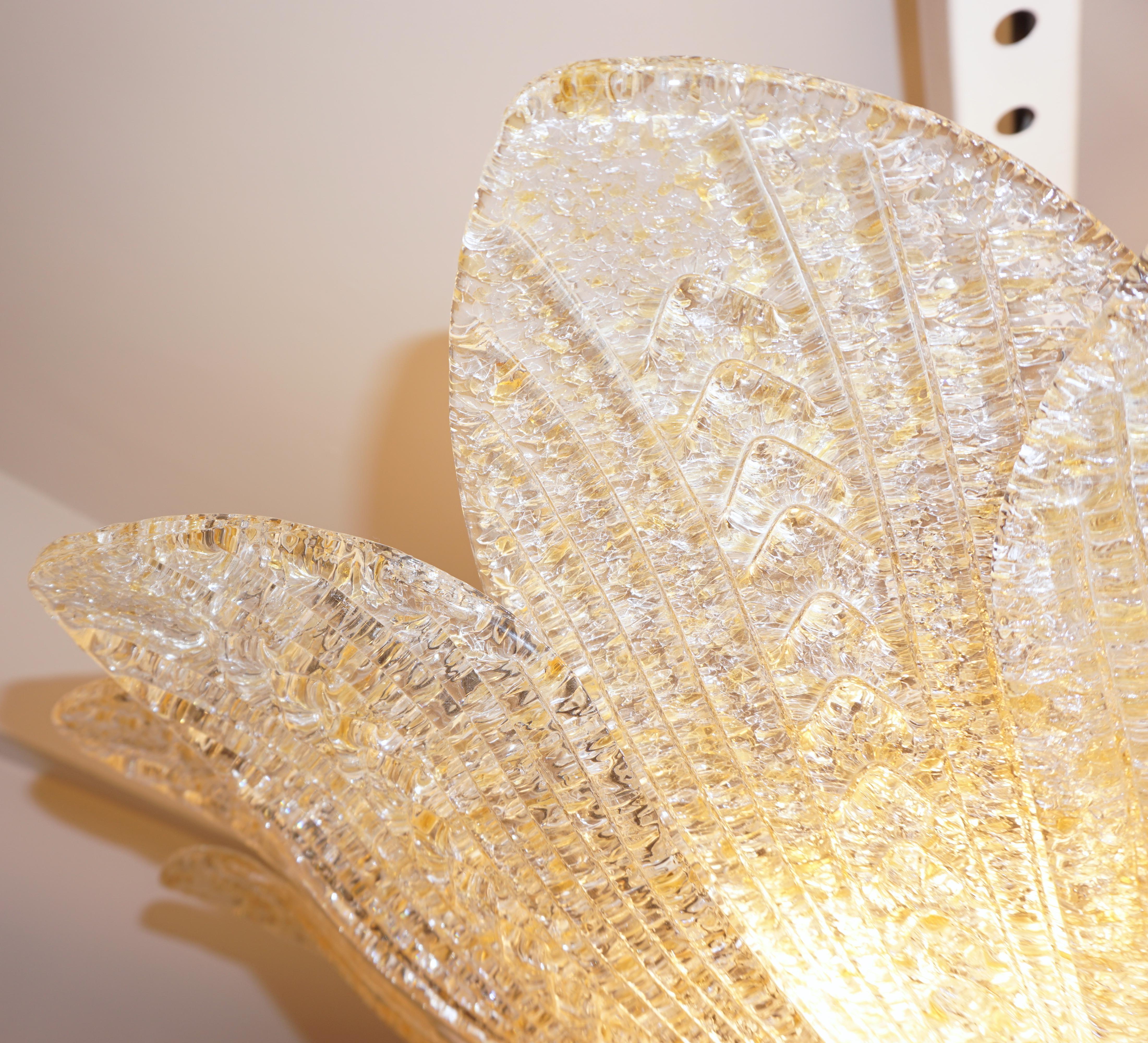 Metallo Lampada da incasso in vetro di Murano a foglia di fiore, dal design organico e moderno in oro. in vendita