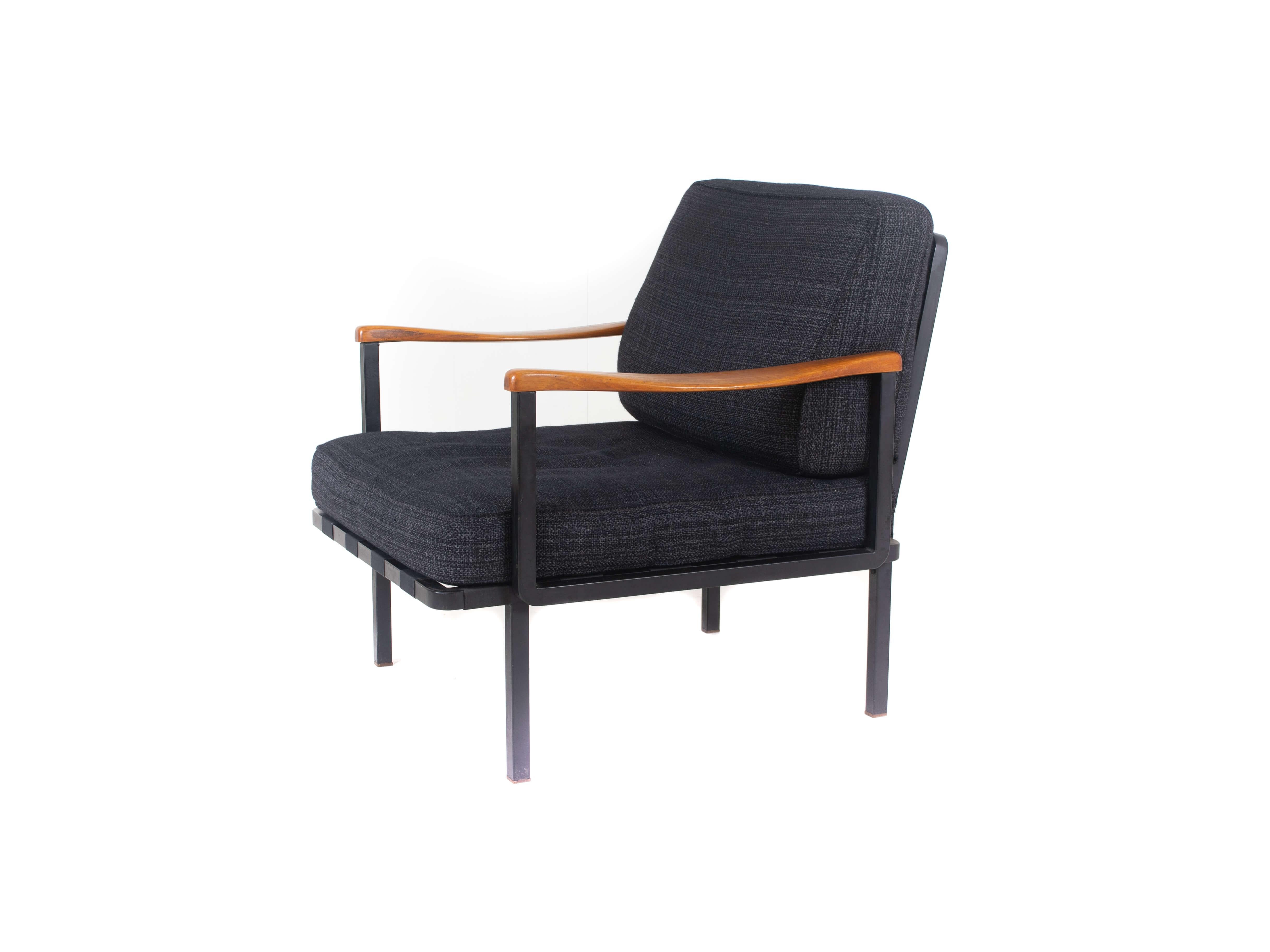 Beeindruckender italienischer moderner Osvaldo Borsani Sessel Modell P24 von Tecno aus Italien 1961. Armlehnen aus Holz in Kombination mit dem Metallgestell machen ihn zu einem interessanten und zeitlosen Möbelstück. Kaum zu glauben, dass dieser