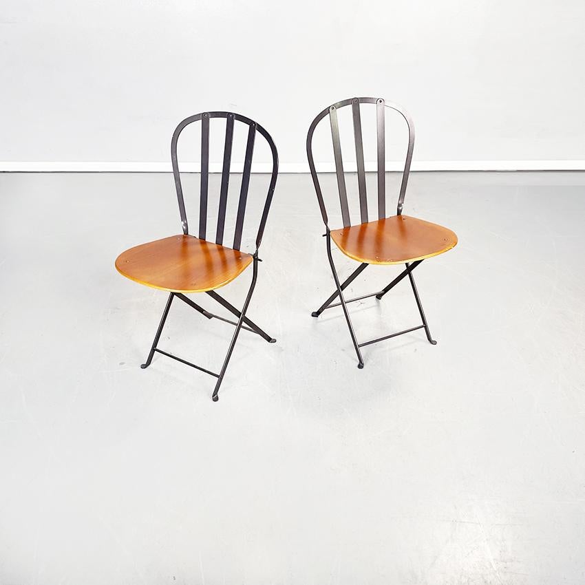 Italian modern Outdoor chairs in wood and black metal, 1990s
Set of 4 outdoor chairs with light wood seat with rounded corners. The back and legs are in black painted iron. Resealable. Suitable for outdoor use such as veranda or