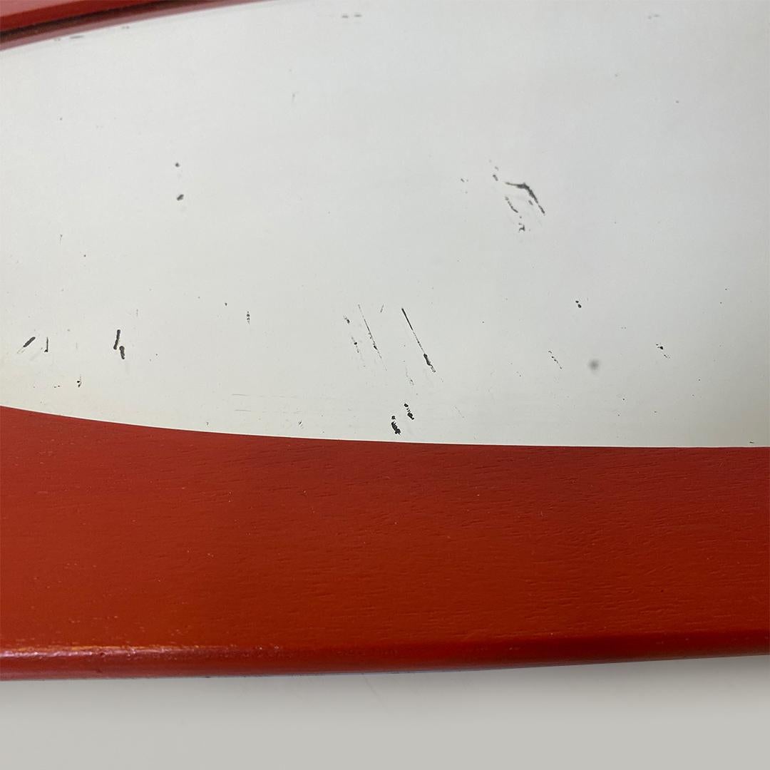 Espejo de pared italiano moderno, ovalado, rojo ladrillo, de madera curvada, años 70 en venta 4