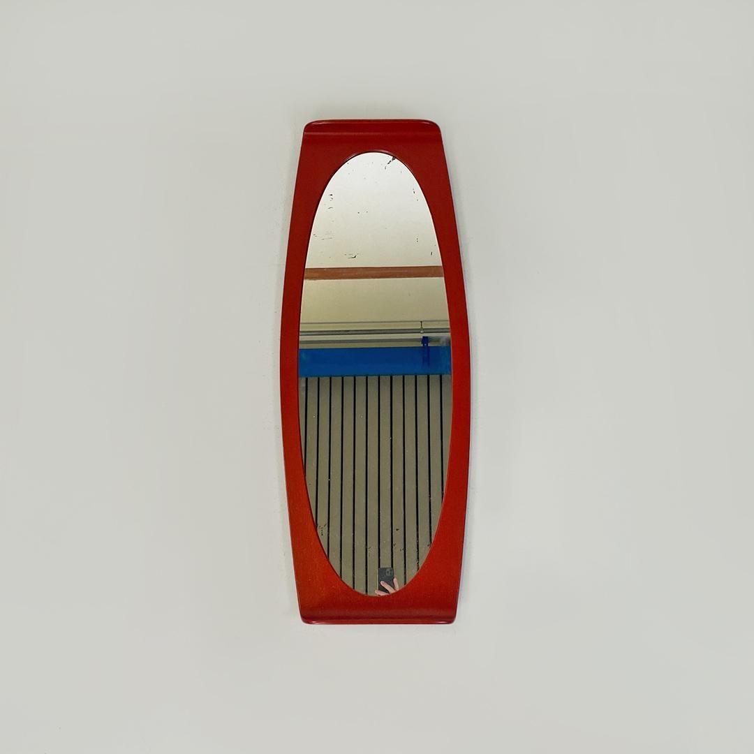 Italian modern oval, brick red, curved wood wall mirror, 1970s.
Oval shaped wall mirror, in curved wood and painted brick red, with curved end parts. Elliptical mirror glass.
Prepared to be hung vertically, with the possibility of carrying out a