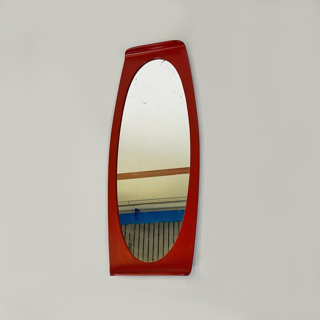 Espejo de pared italiano moderno, ovalado, rojo ladrillo, de madera curvada, años 70 Italiano en venta