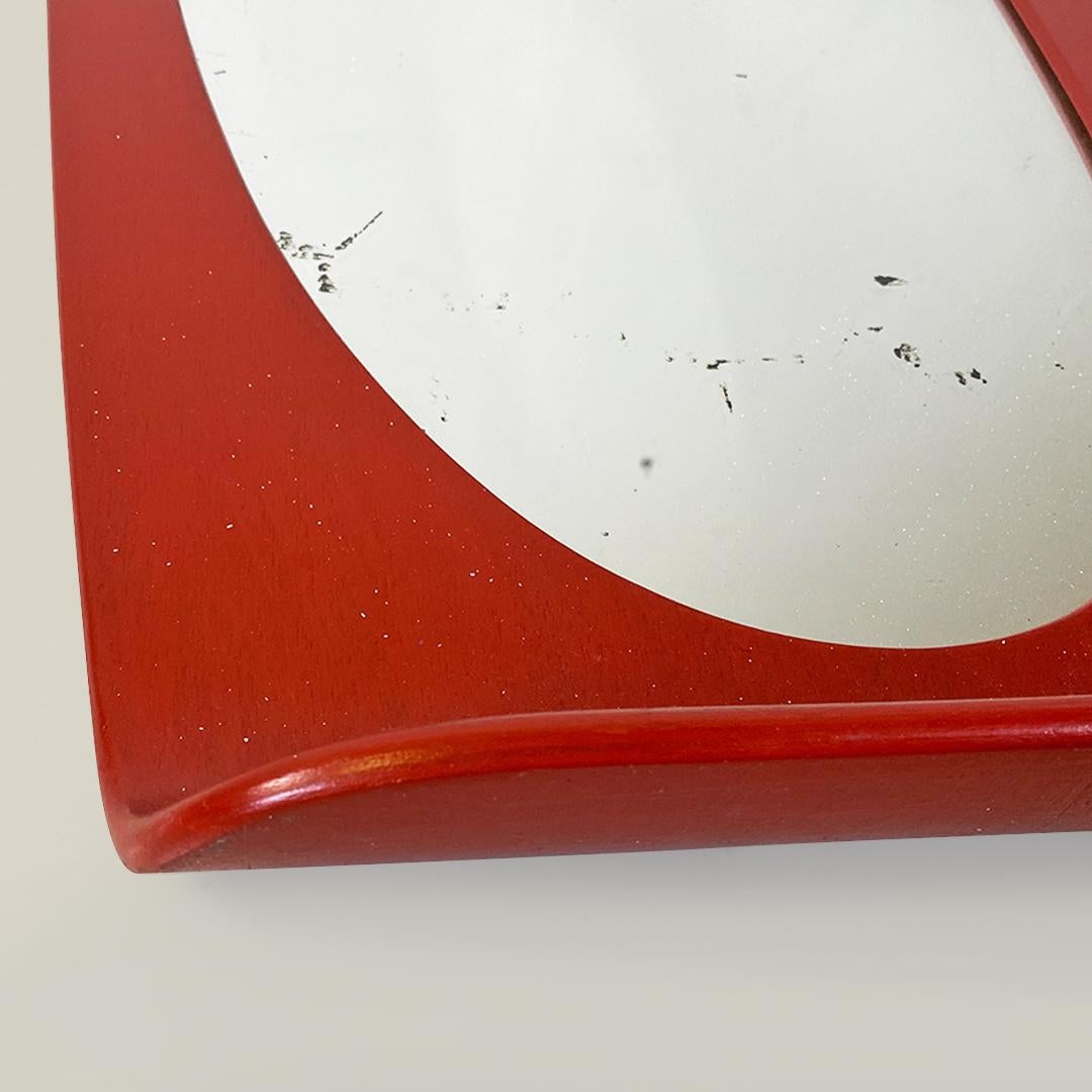 Espejo de pared italiano moderno, ovalado, rojo ladrillo, de madera curvada, años 70 en venta 1