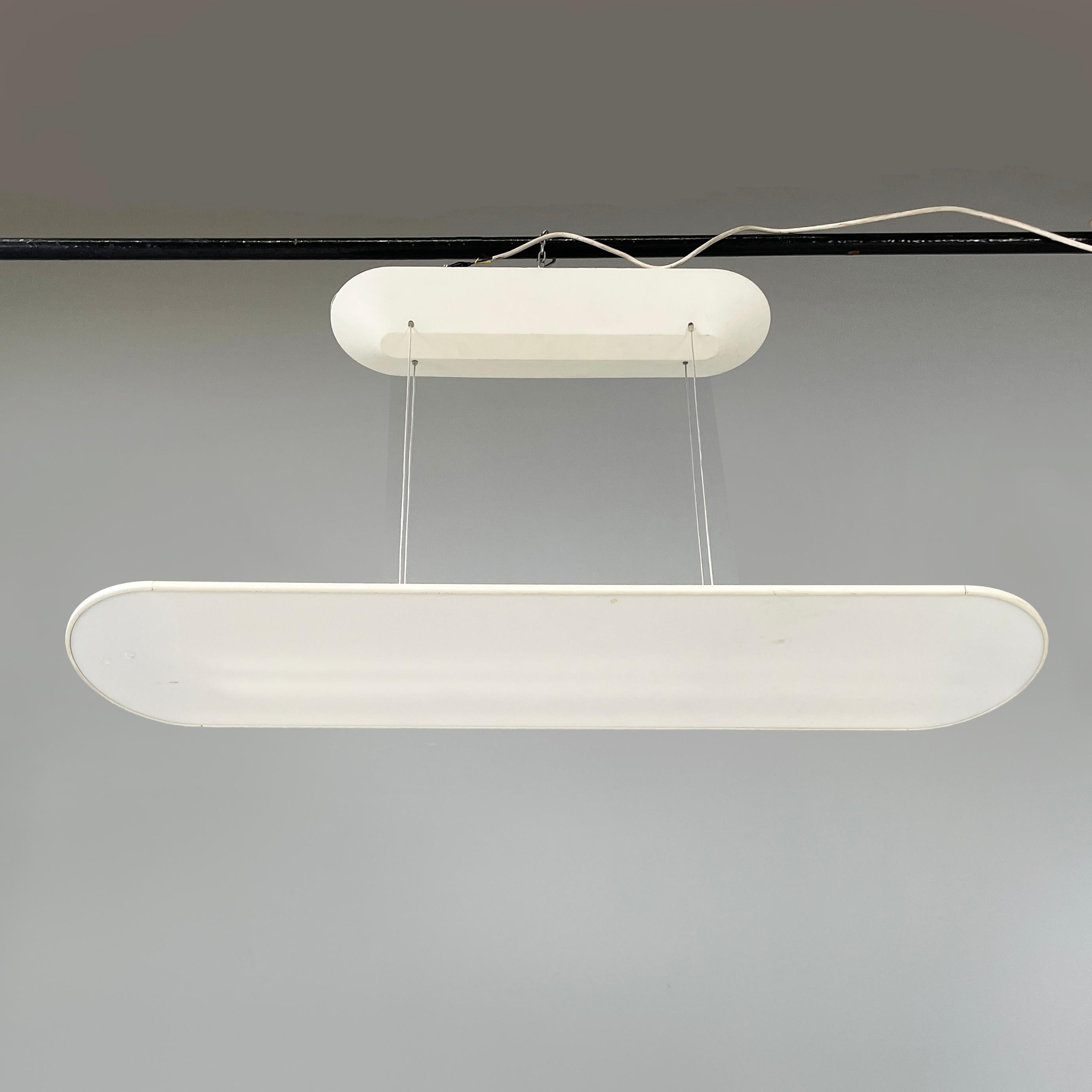 Contemporain Lustre ovale moderne italien en métal blanc et plastique par Artemide, années 2000 en vente
