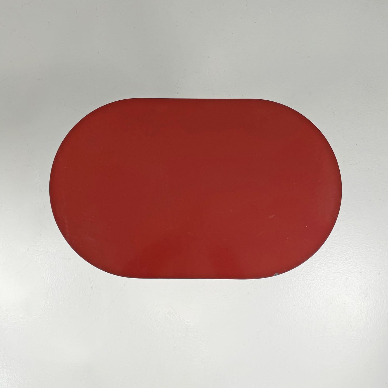 Italienische moderne ovale Couchtische mit roten Laminatplatten, 1980er Jahre  (Metall) im Angebot