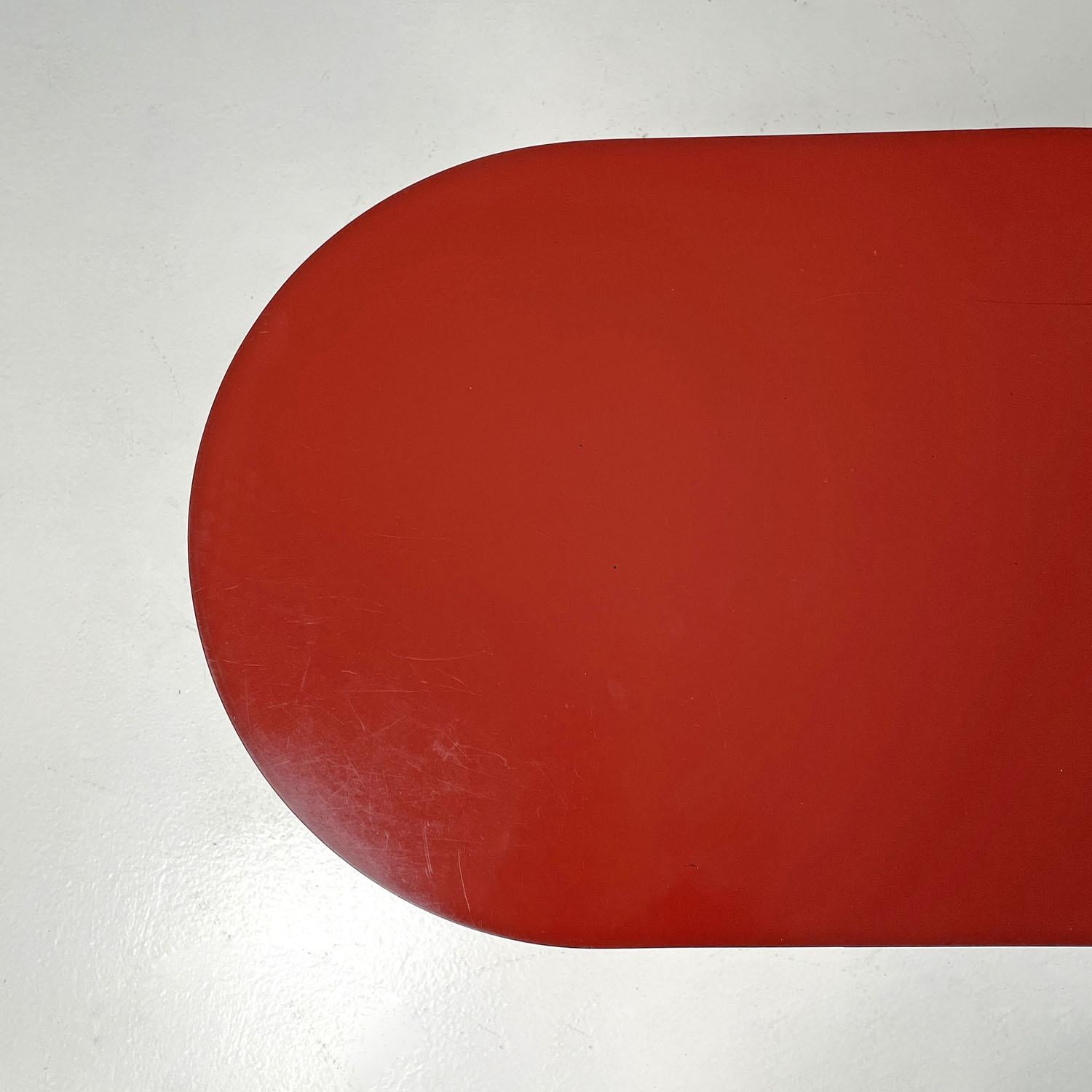 Italienische moderne ovale Couchtische mit roten Laminatplatten, 1980er Jahre  im Angebot 1