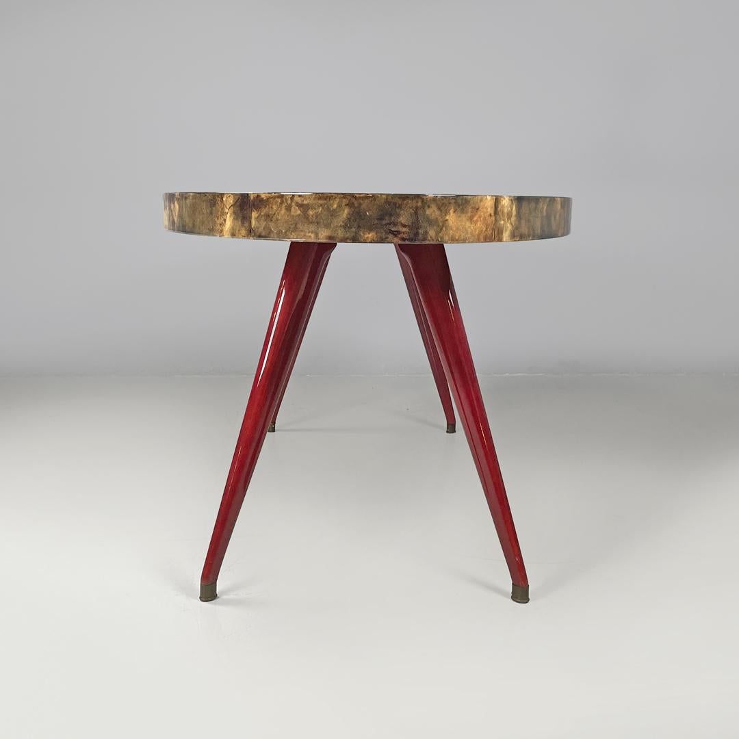 Laiton Table de salle à manger italienne moderne ovale en parchemin avec pieds en bois laqué rouge 1970 en vente