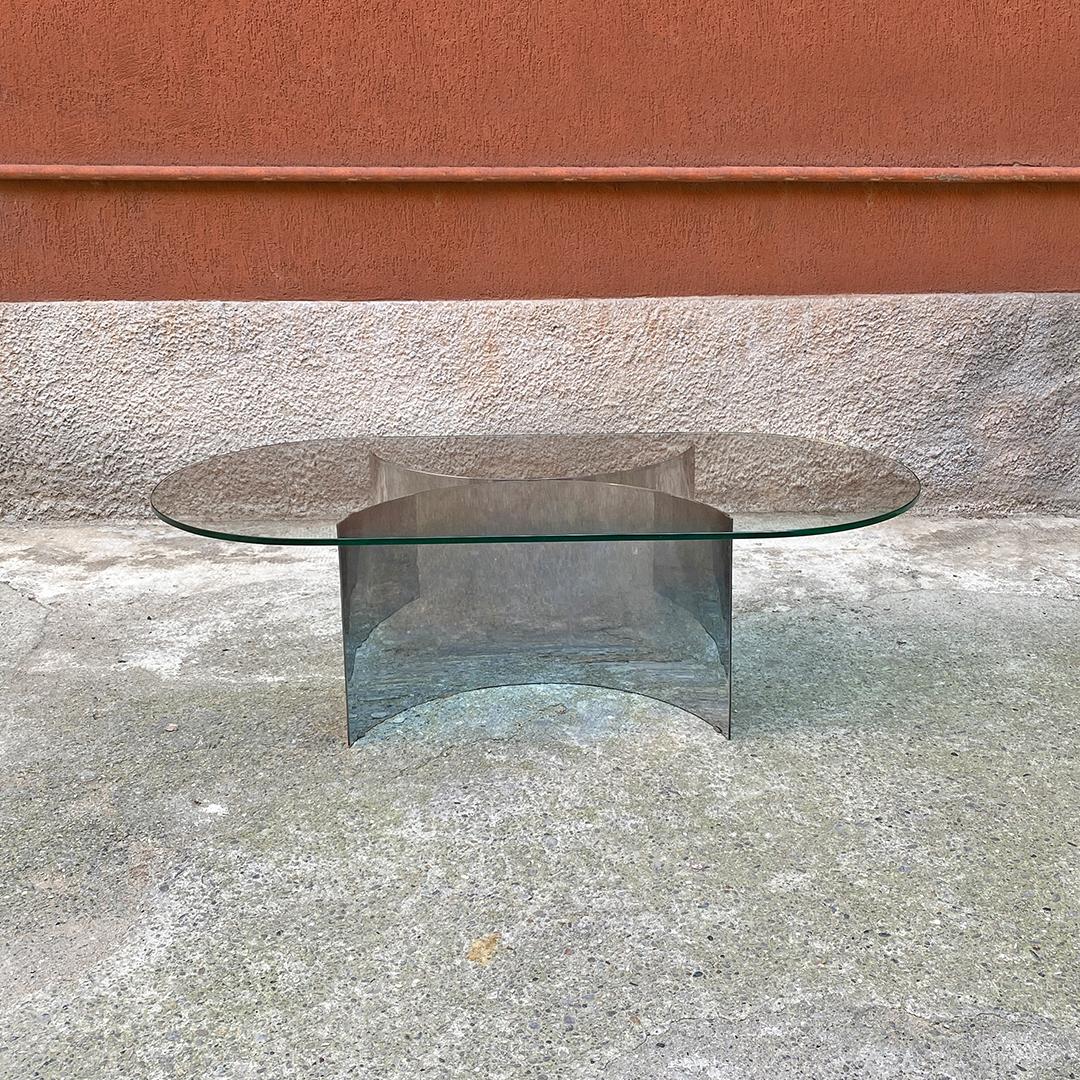 Italian modern oval glass top and curved steel base coffee table, 1970s.
Oval coffee table with glass top and base in curved and chromed steel, made up of two identical halves, mirrored, with visible bolts.
1970s.
Good conditions.
Measurements