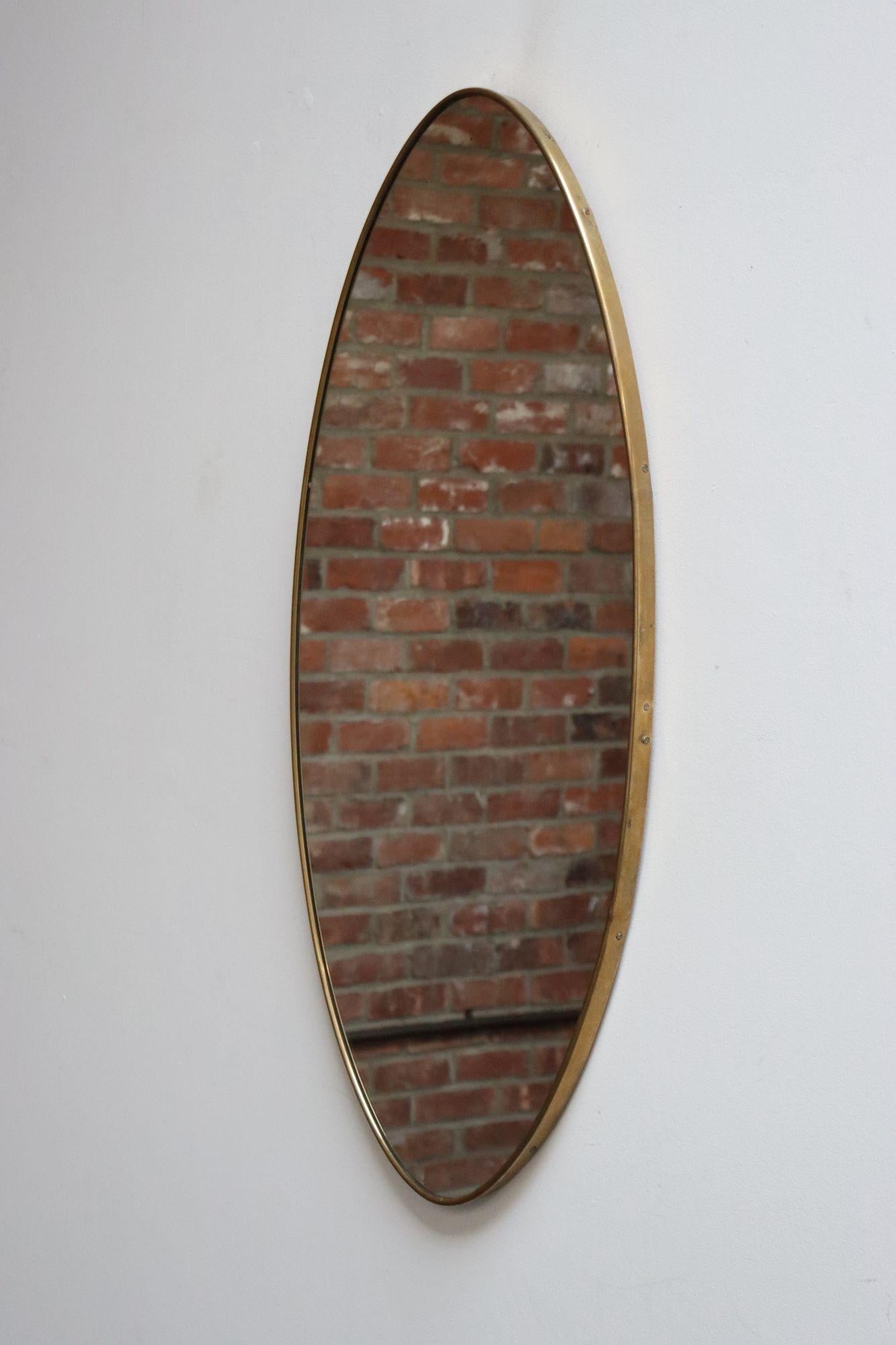 Mid-Century Modern Miroir mural ovale moderne italien avec cadre en laiton d'après Gio Ponti en vente