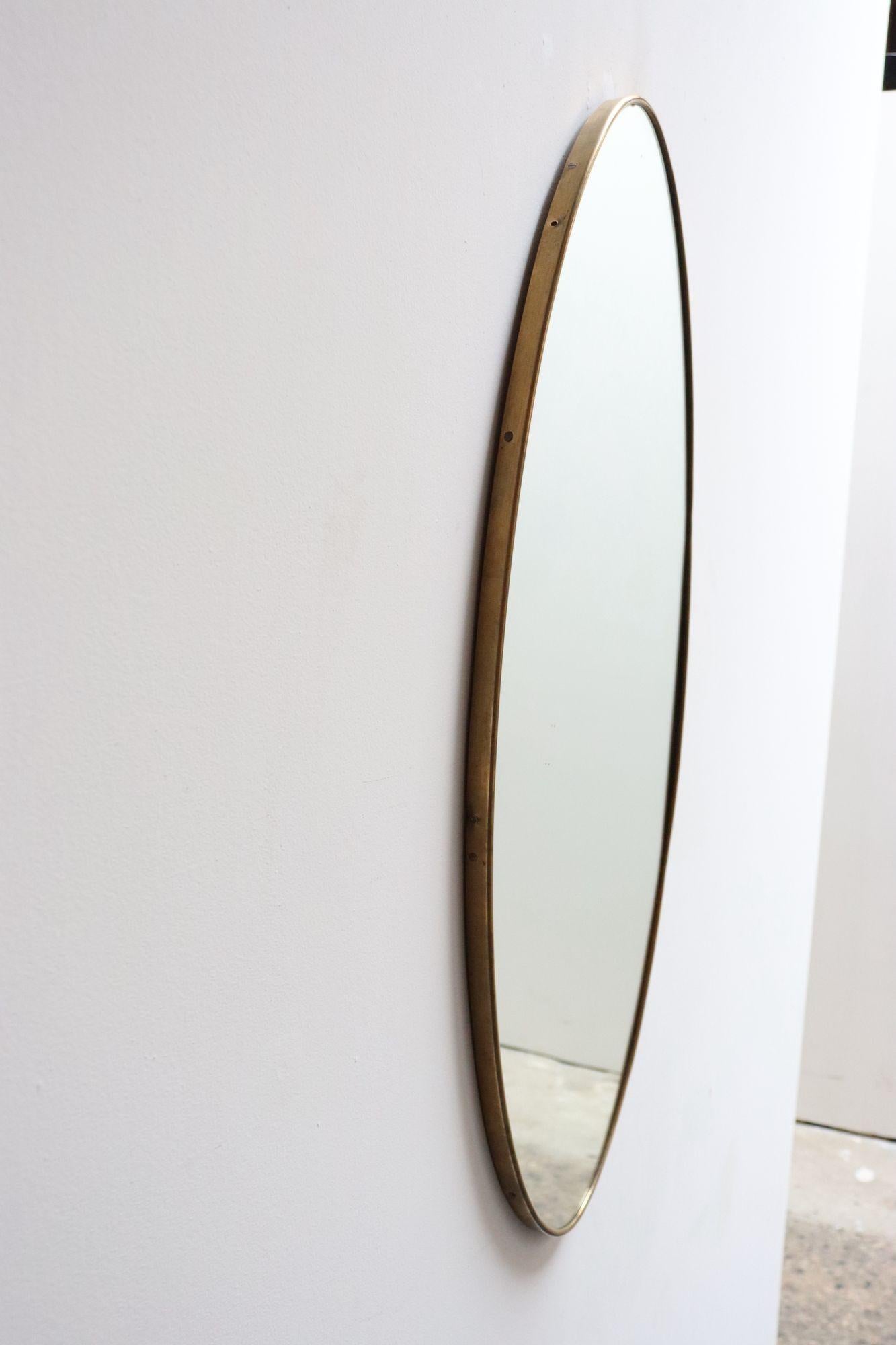 Miroir mural ovale moderne italien avec cadre en laiton d'après Gio Ponti Bon état - En vente à Brooklyn, NY