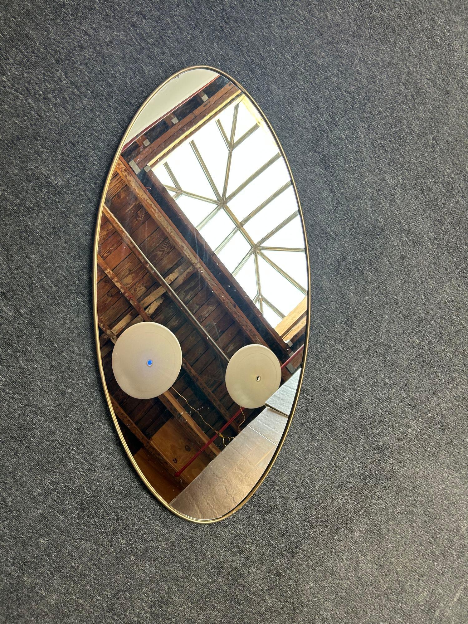 Milieu du XXe siècle Miroir mural ovale moderne italien avec cadre en laiton d'après Gio Ponti en vente