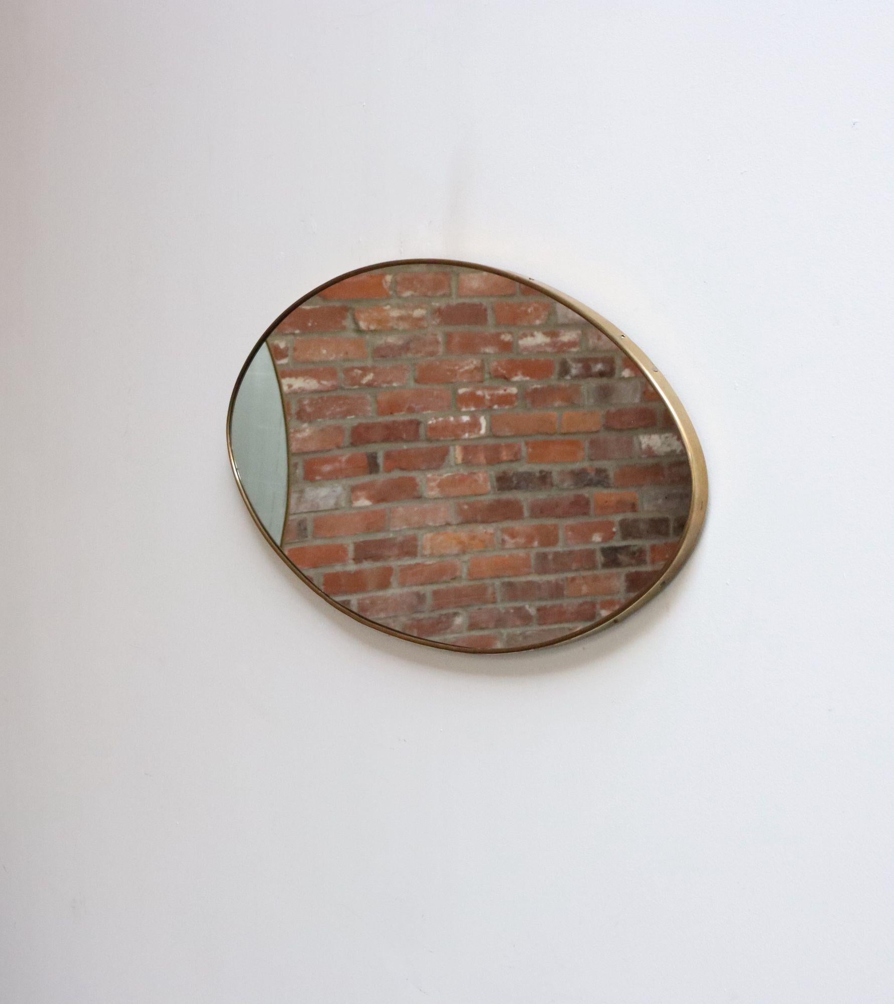 Laiton Miroir mural ovale moderne italien avec cadre en laiton d'après Gio Ponti en vente