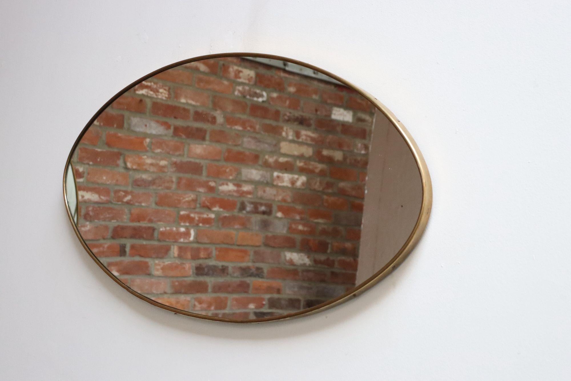 Miroir mural ovale moderne italien avec cadre en laiton d'après Gio Ponti en vente 1