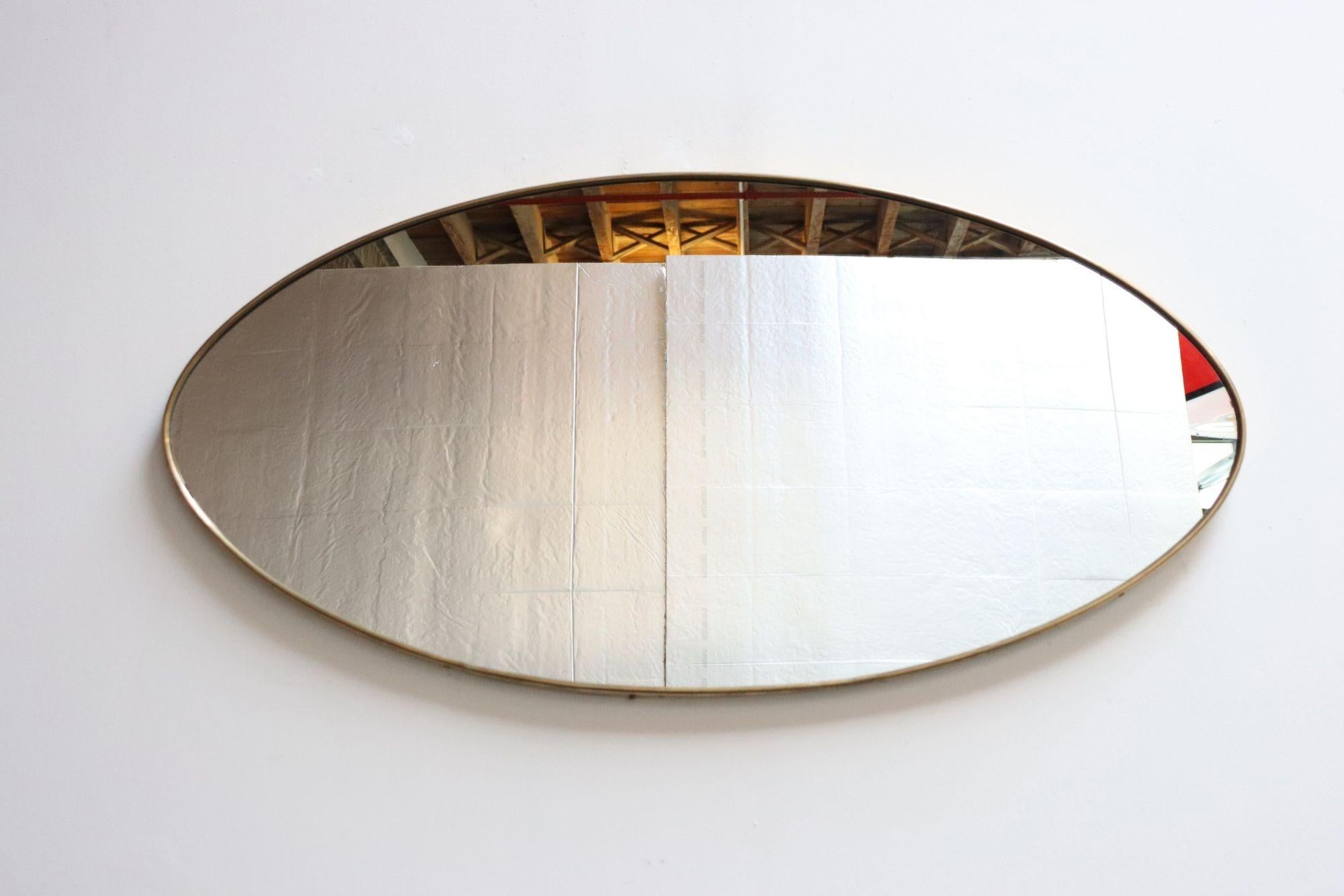Miroir mural ovale moderne italien avec cadre en laiton d'après Gio Ponti en vente 2