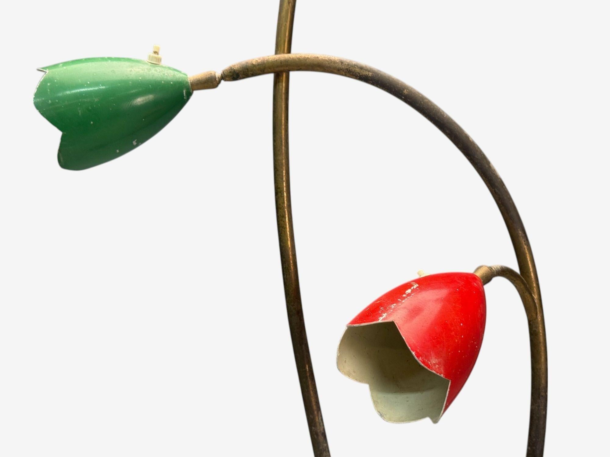 Italienische Moderne, lackierte Emaille, Messing, Marmor, Stehlampe, Italien, 1940er Jahre (Mitte des 20. Jahrhunderts) im Angebot