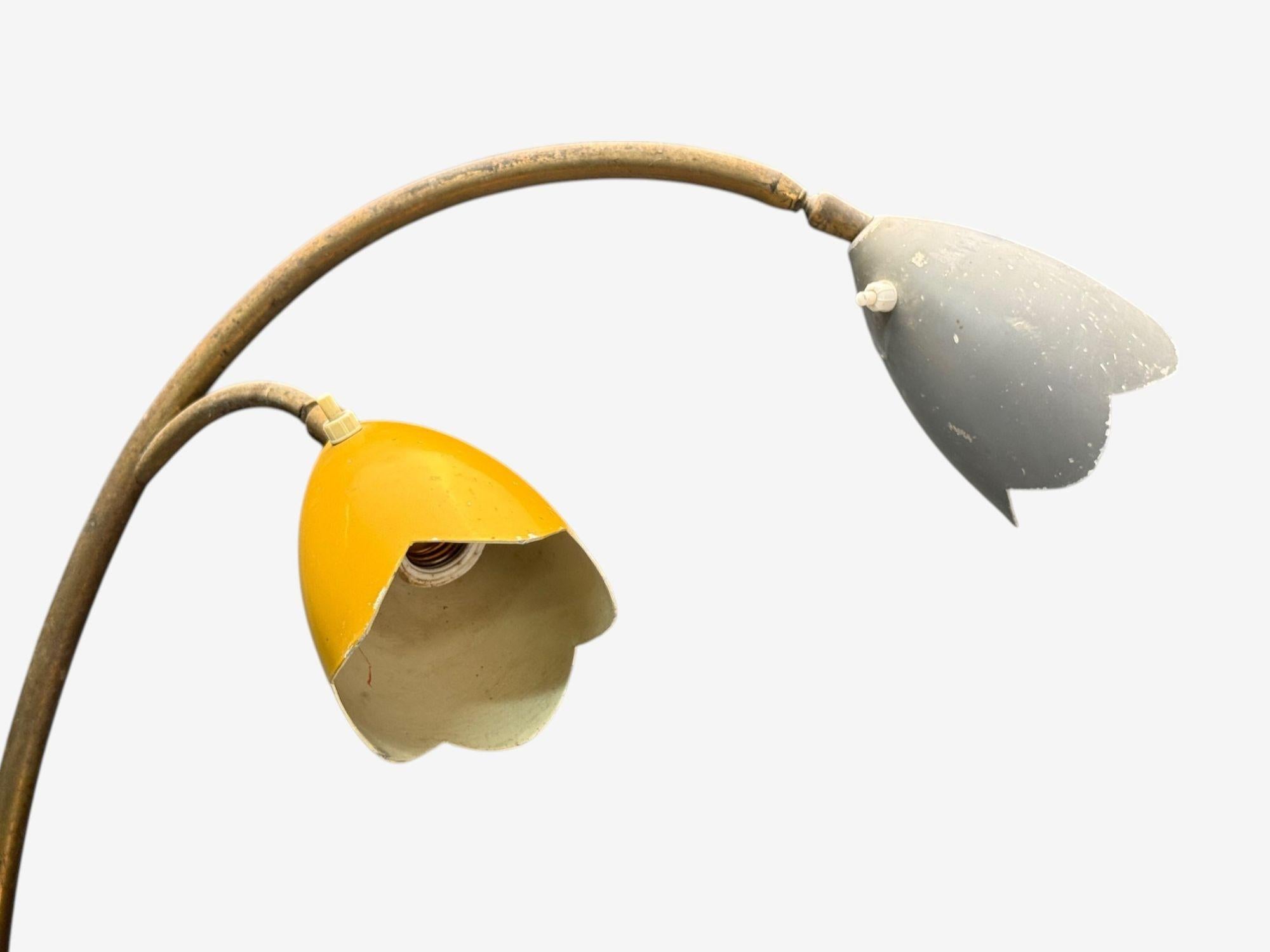 Italienische Moderne, lackierte Emaille, Messing, Marmor, Stehlampe, Italien, 1940er Jahre im Angebot 1