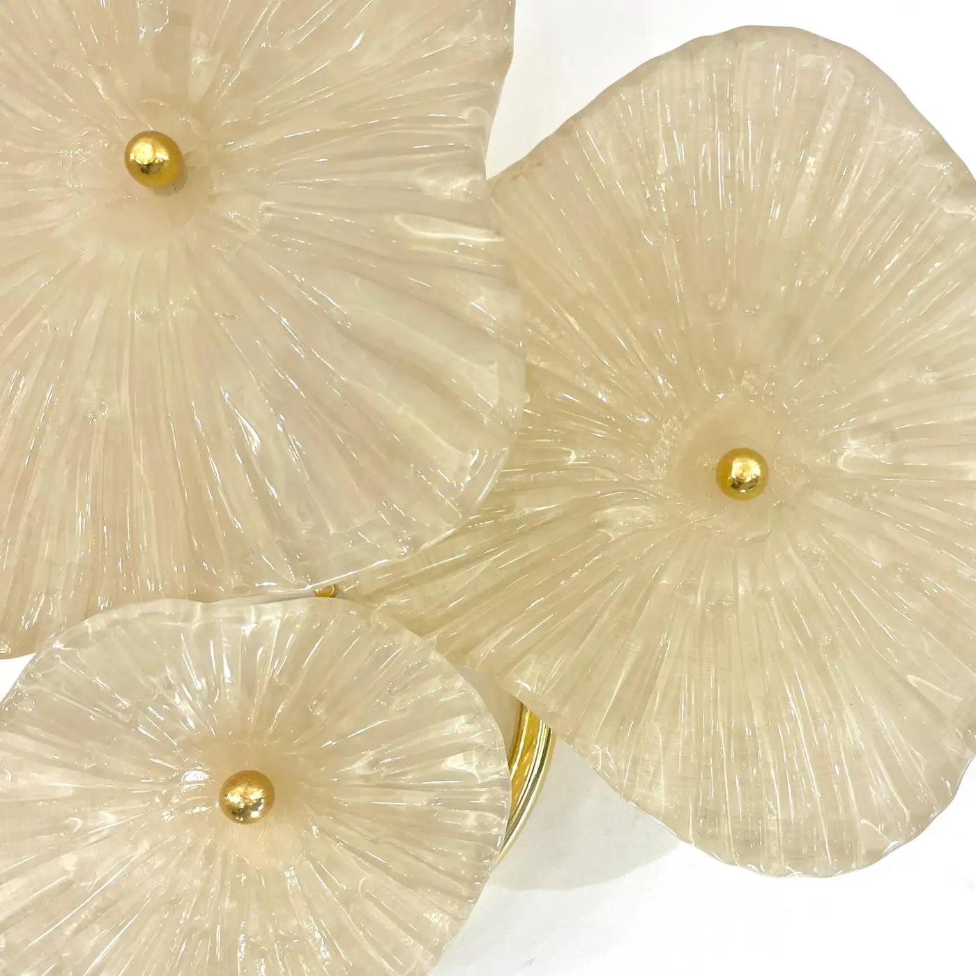 XXIe siècle et contemporain Paire d'appliques murales en laiton à 3 branches en verre de Murano blanc crème Paire d'appliques murales en laiton à 3 fleurs The Moderns en vente