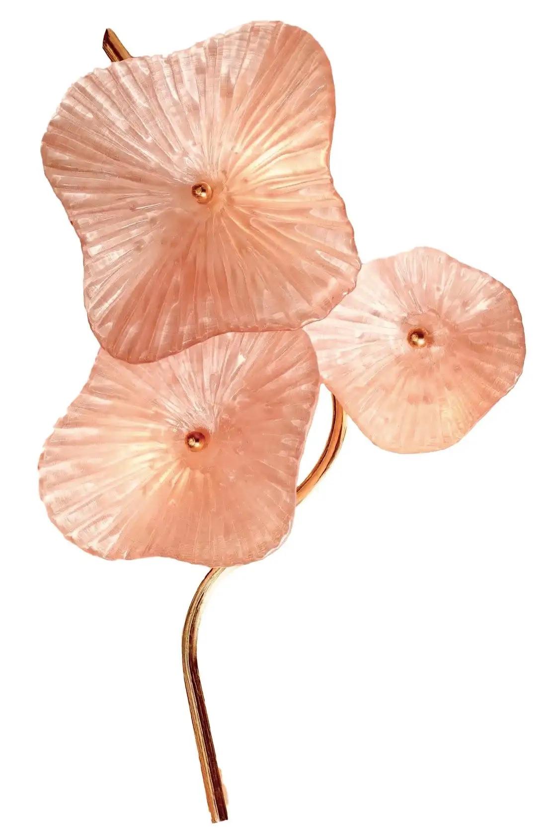 Paire d'appliques murales en laiton à 3 branches en verre de Murano blanc crème Paire d'appliques murales en laiton à 3 fleurs The Moderns en vente 1