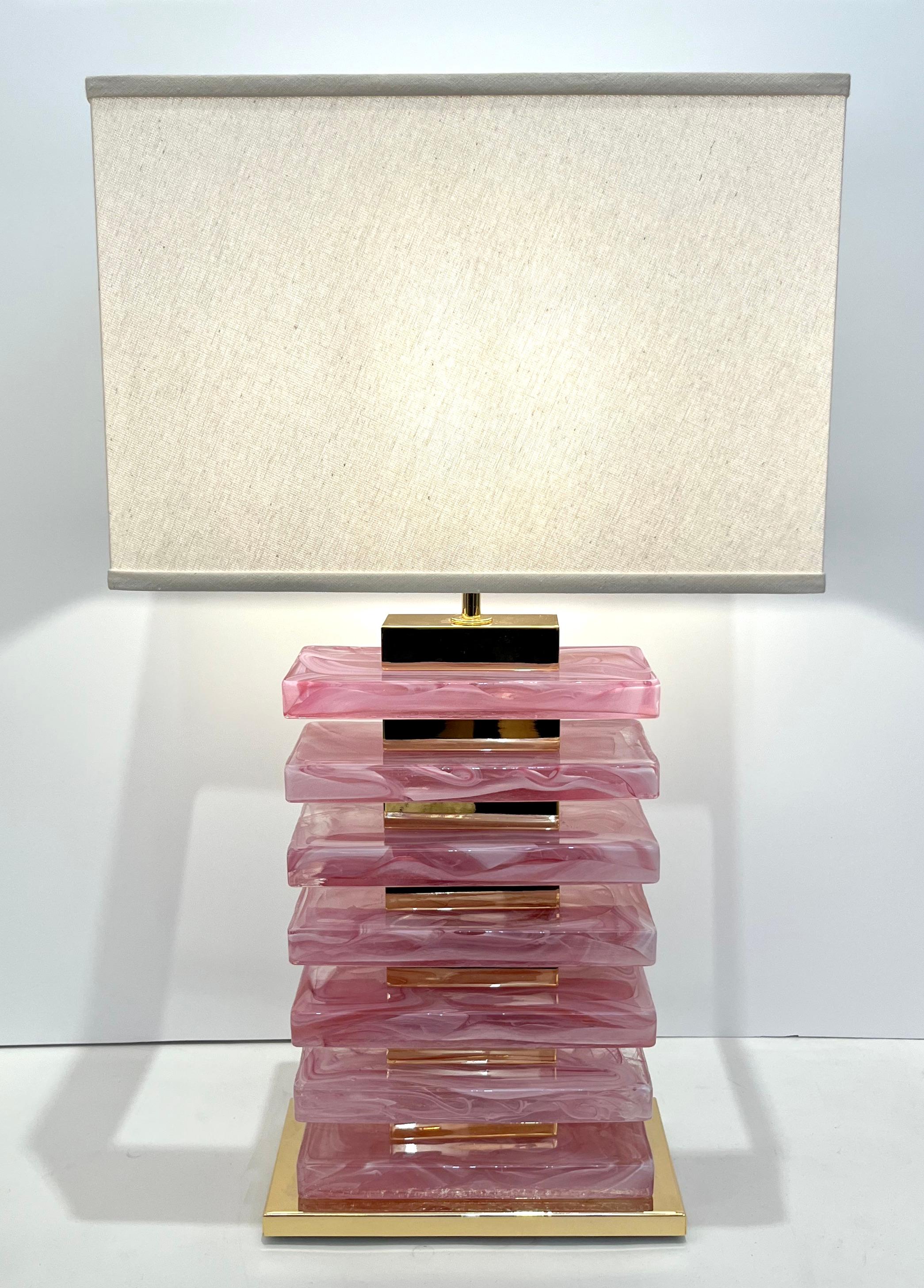 Paire de lampes en verre de Murano rose de conception urbaine et moderne italienne en laiton en vente 4