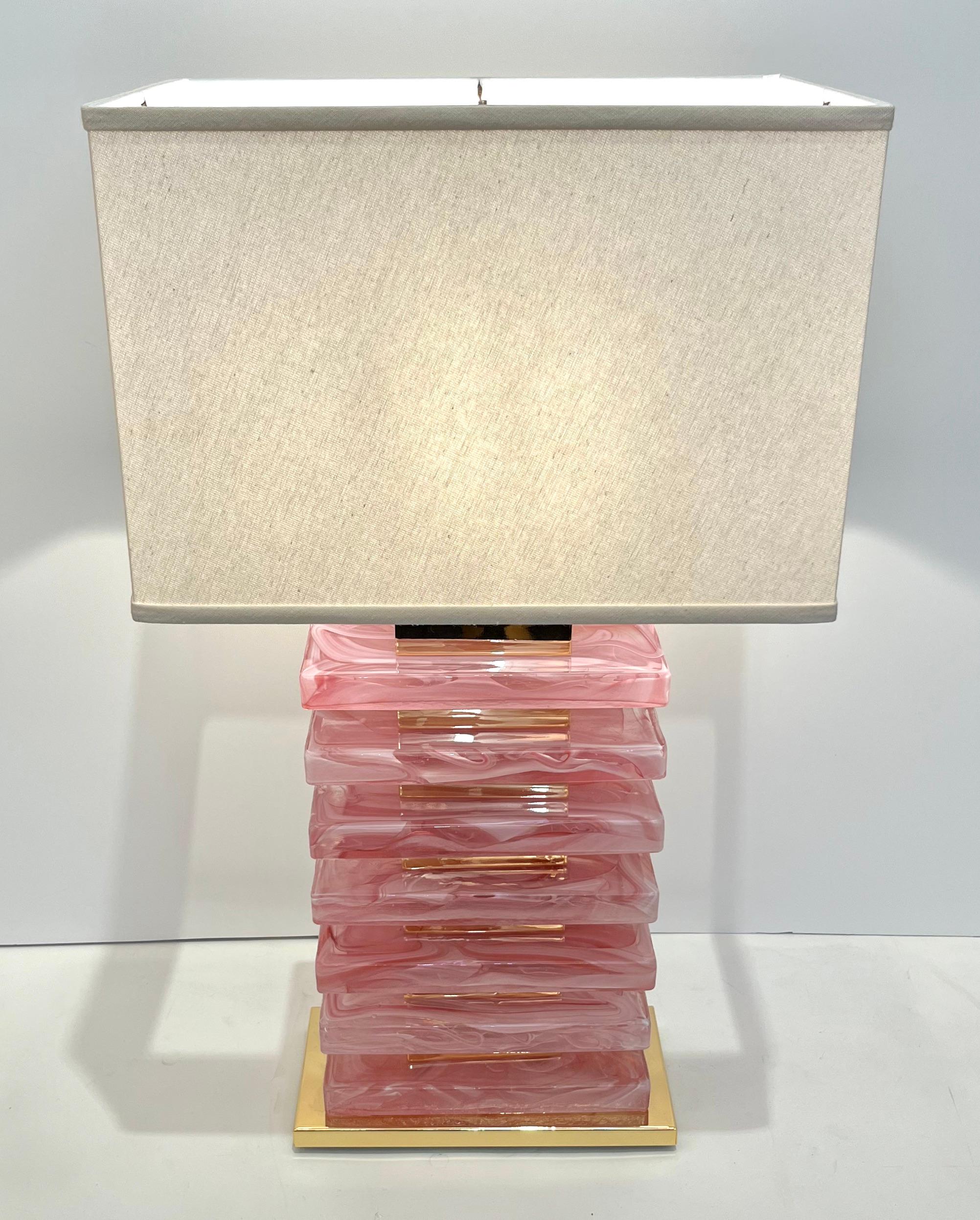 Bespoke pair of Italian lamps with geometric urban design, an architectural creation composed of rectangular organic crystal and rose pink Murano glass blocks variegated with a striking abstract decor in white Murrine, interspersed with bricks of