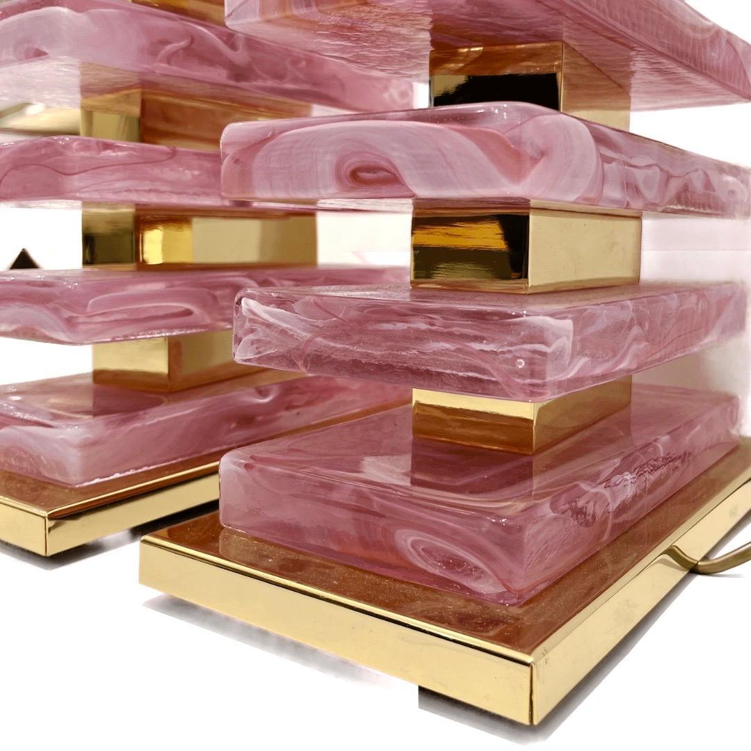 Modernes italienisches architektonisches urbanes Design-Lampenpaar aus rosa Muranoglas und Messing (Handgefertigt) im Angebot