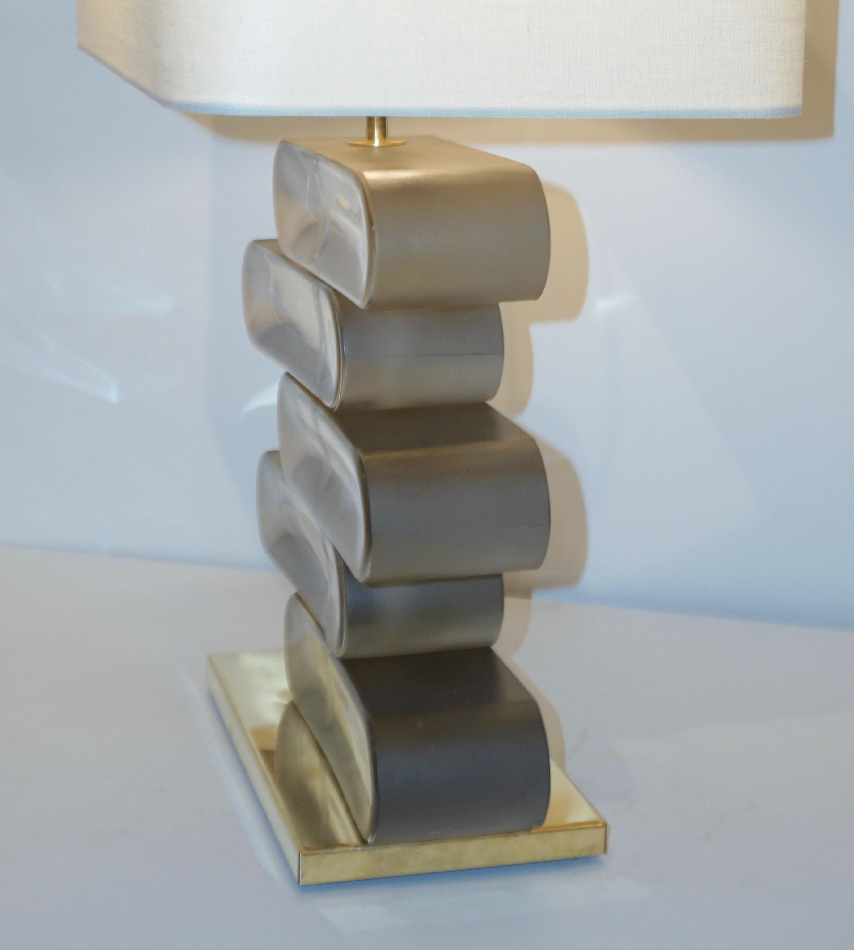Paire de lampes de bureau architecturales italiennes modernes en laiton et verre de Murano en bronze en vente 1