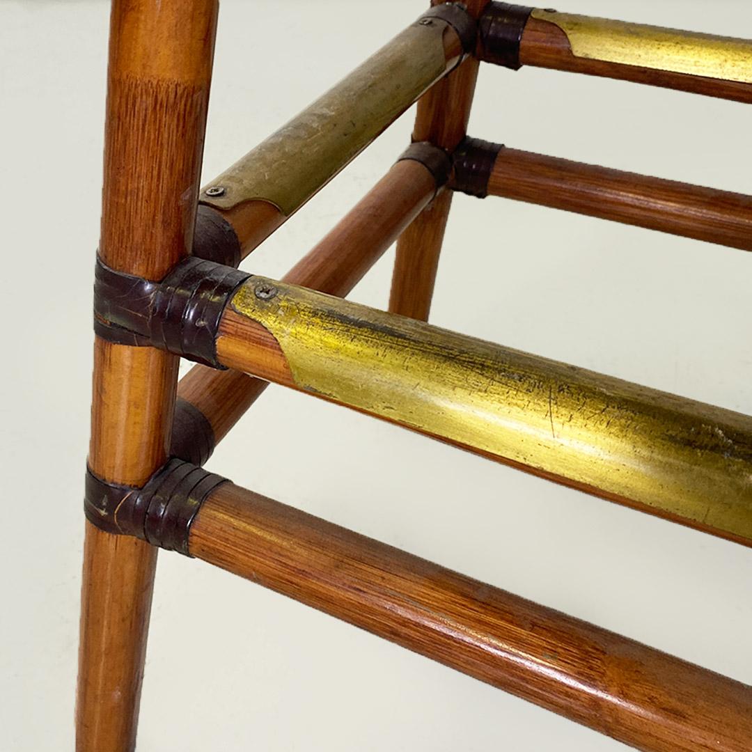 Extraordinaire paire de tabourets hauts, parfaits pour un comptoir de bar. Très élégants et étudiés dans les détails, ils sont clairement visibles grâce aux repose-pieds en laiton, placés sur les quatre côtés des tabourets. Même le siège est bien