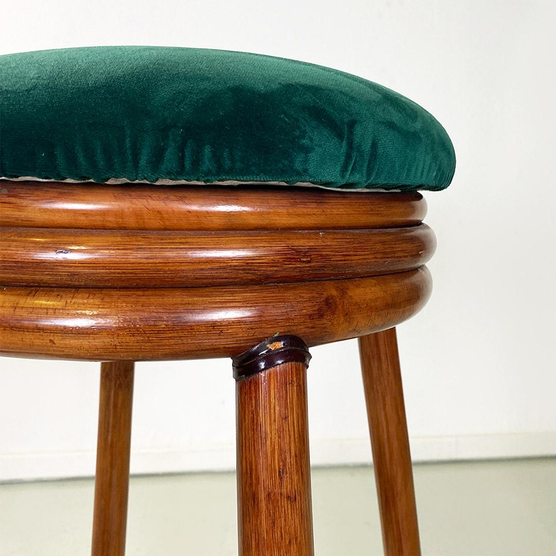 Italian modern pair of high forest green velvet and wood stools, 1970s In Good Condition For Sale In MIlano, IT
